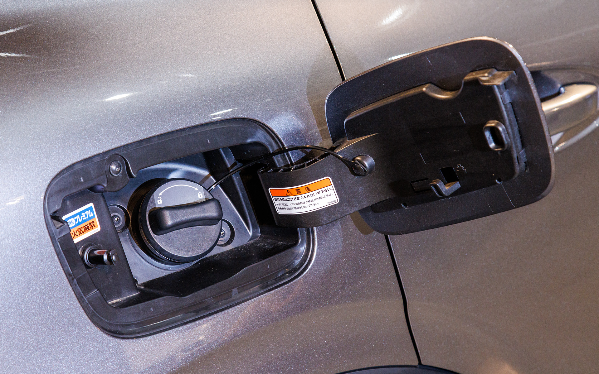 燃料は無鉛プレミアムガソリン仕様。タンク容量は50L