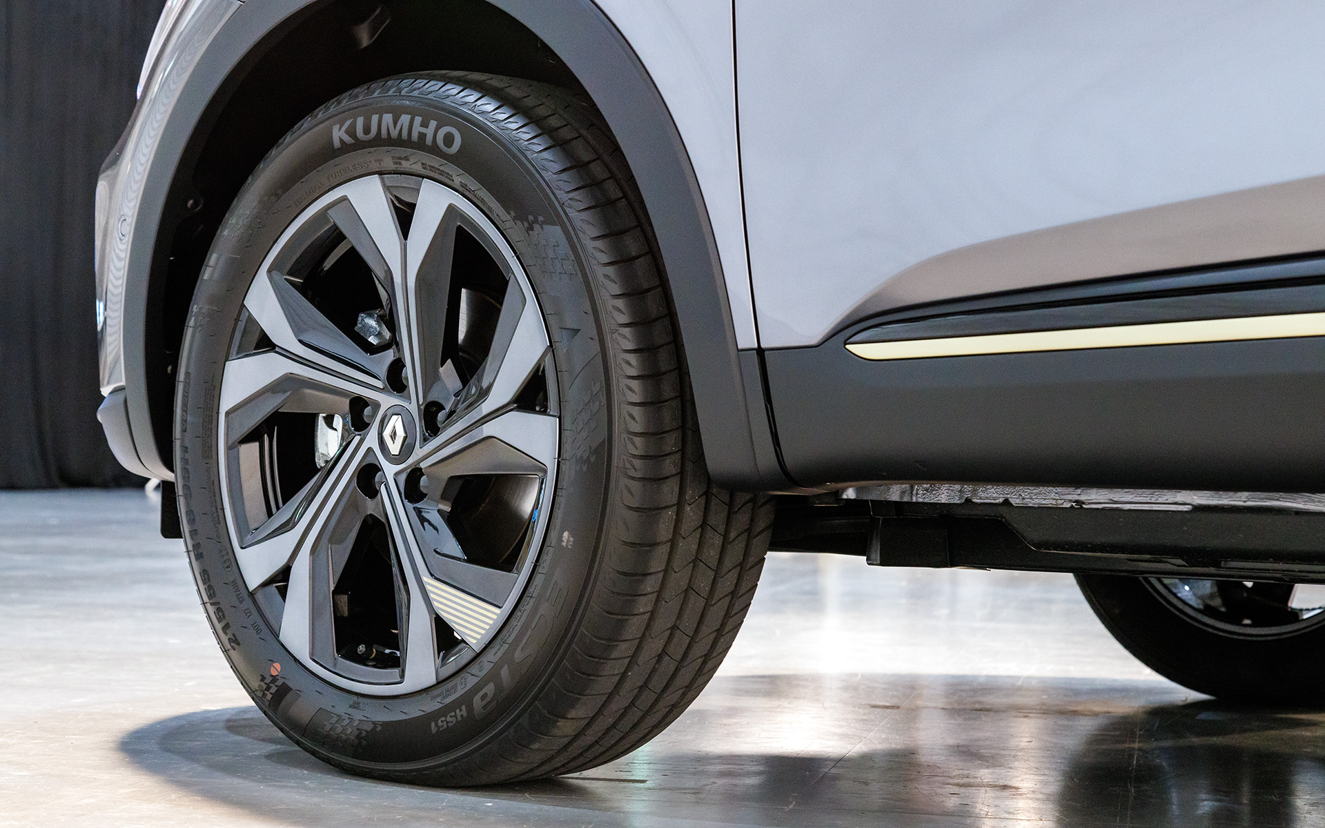 タイヤサイズは前後とも215/55R18。撮影車両はクムホのコンフォート系モデル「エクスタ HS51」を装着