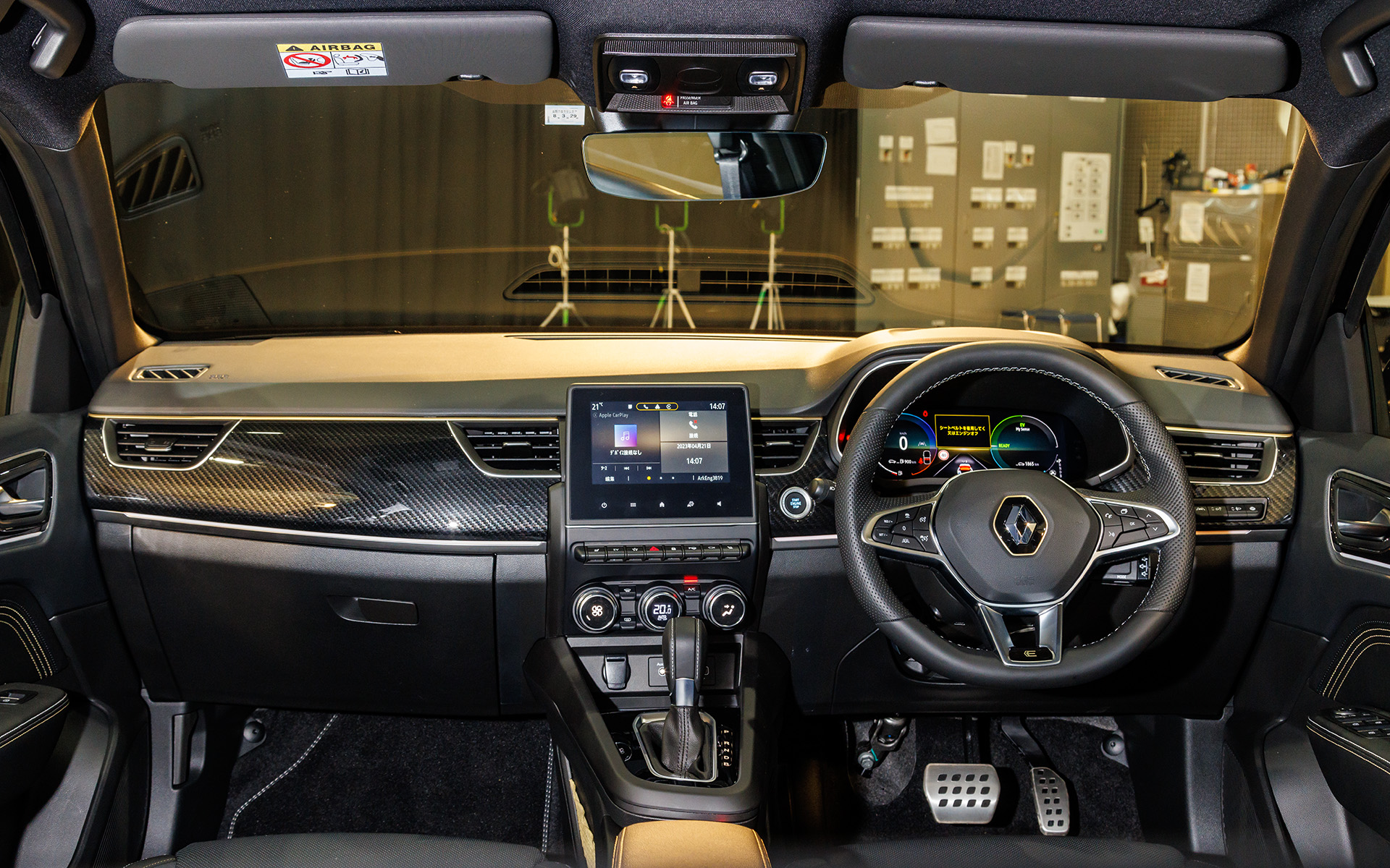 インテリアはブラックを基調にウォームチタニウムのライン加飾が入っている