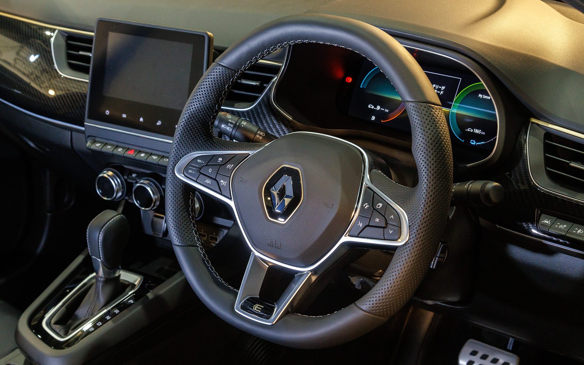 ステアリングはステッチやベゼルにウォームチタニウムとブリリアントブラックを組み合わせた専用のレザータイプ