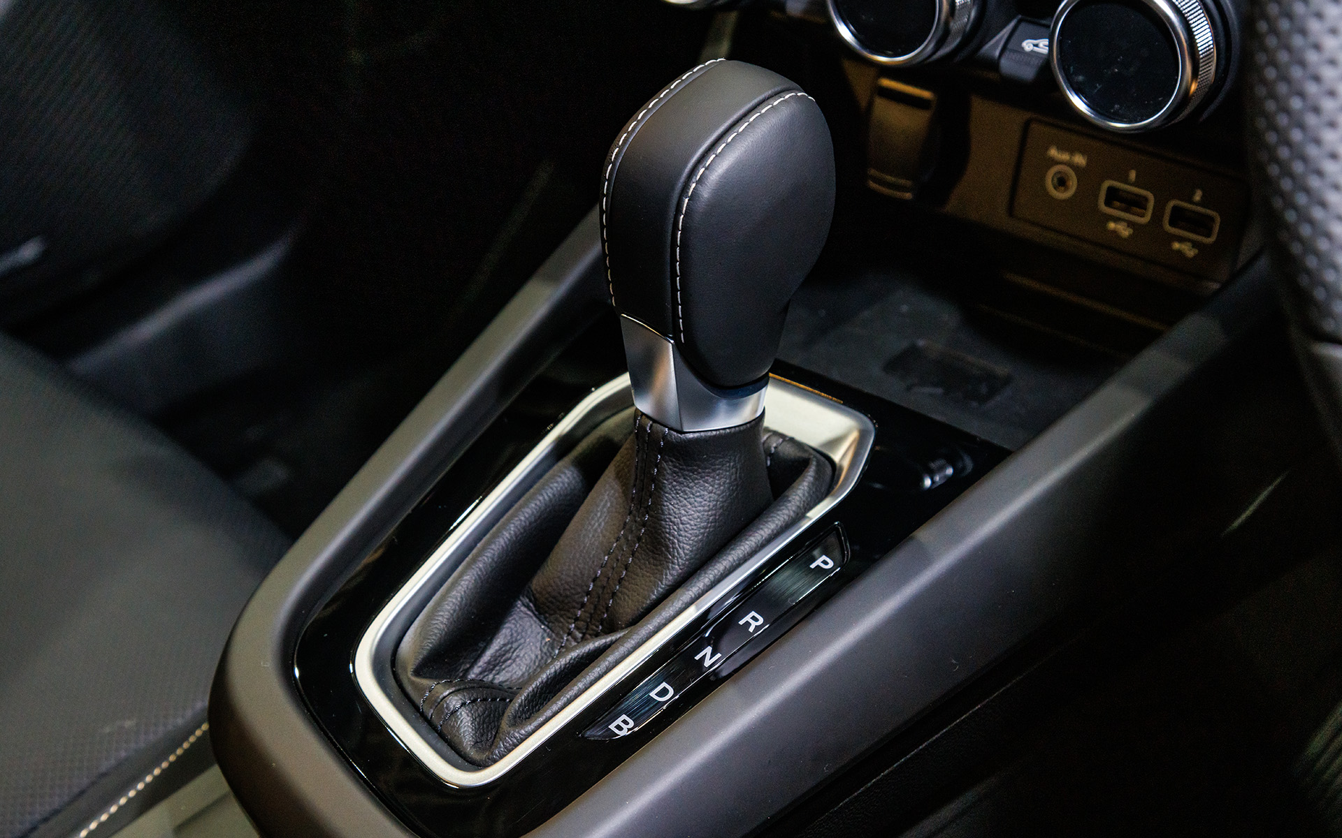 トランスミッションはドッグクラッチマルチモードAT