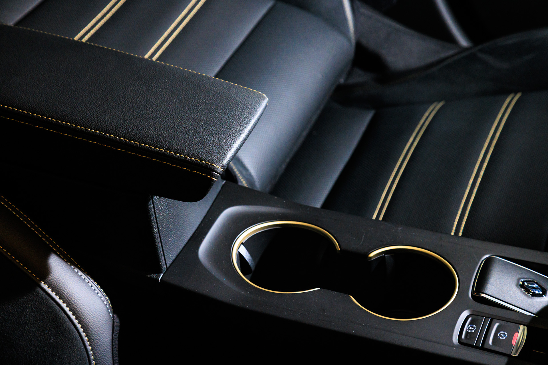 カップホルダーベゼルやシートステッチにウォームチタニウムカラーを採用