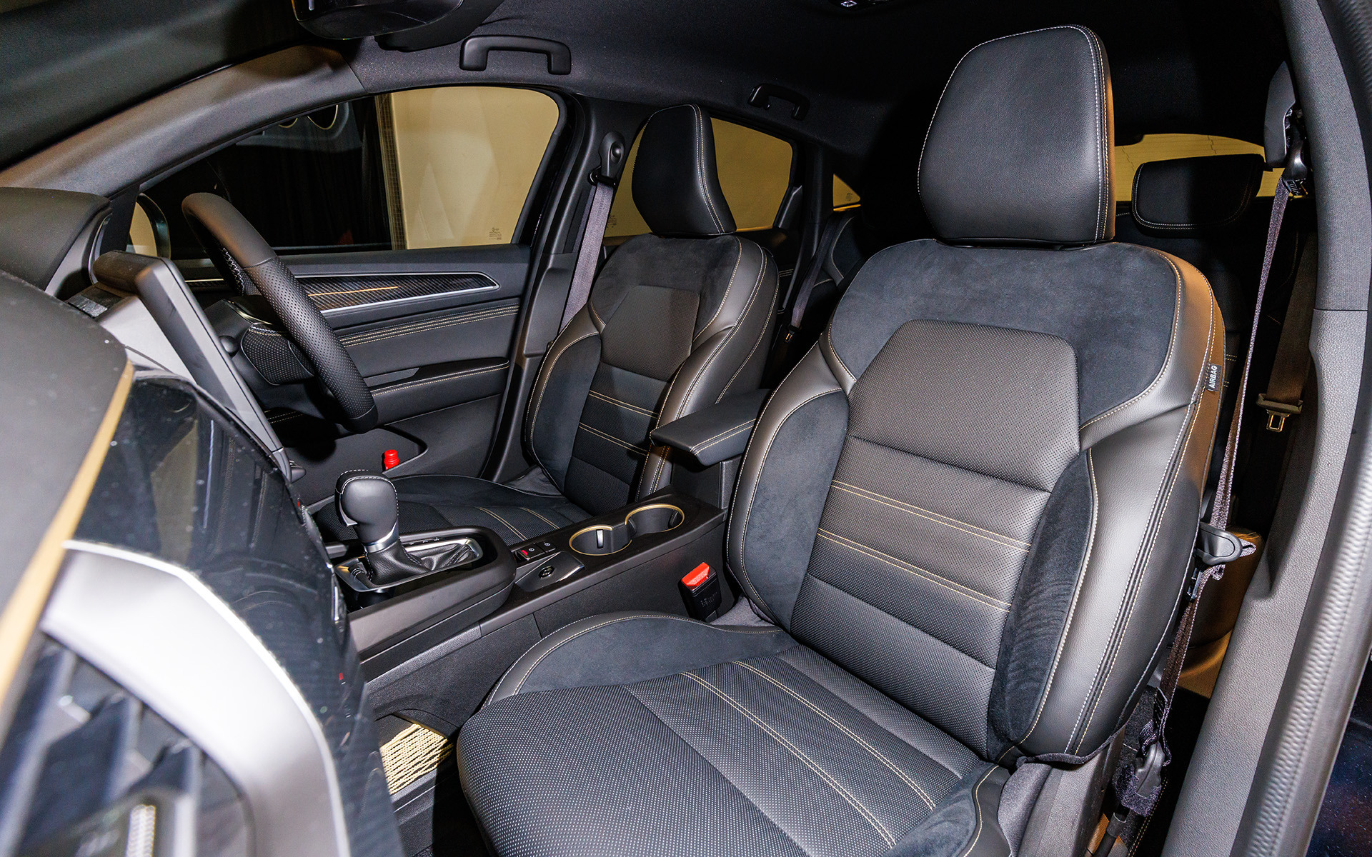 シート表皮はレザーとスエード調のコンビネーションでステッチにウォームチタニウムカラーを採用した専用タイプ。シートヒーターも標準となる