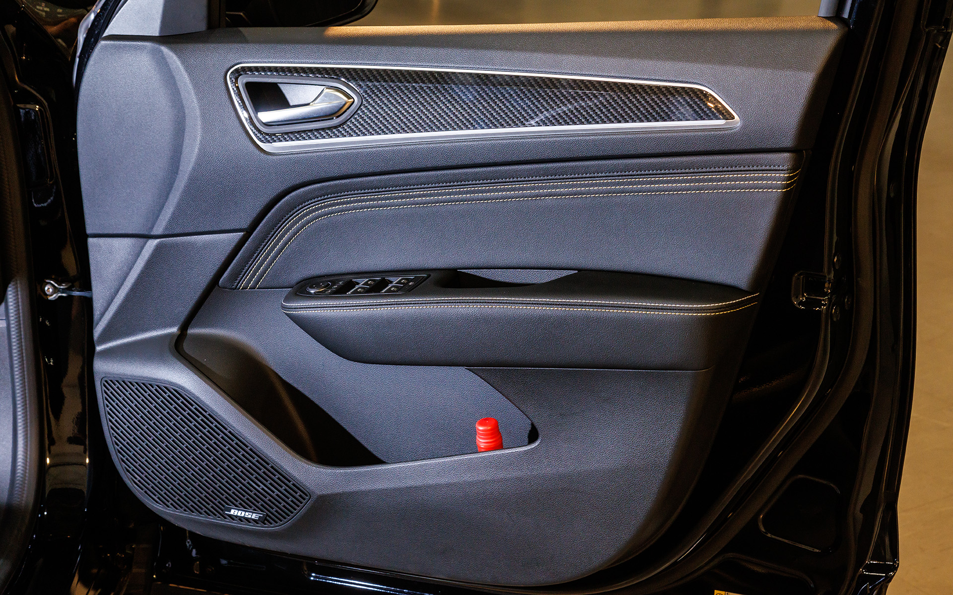 9スピーカーを備えるBOSEサウンドシステムを標準装備。ドアトリムにもウォームチタニウムステッチを採用