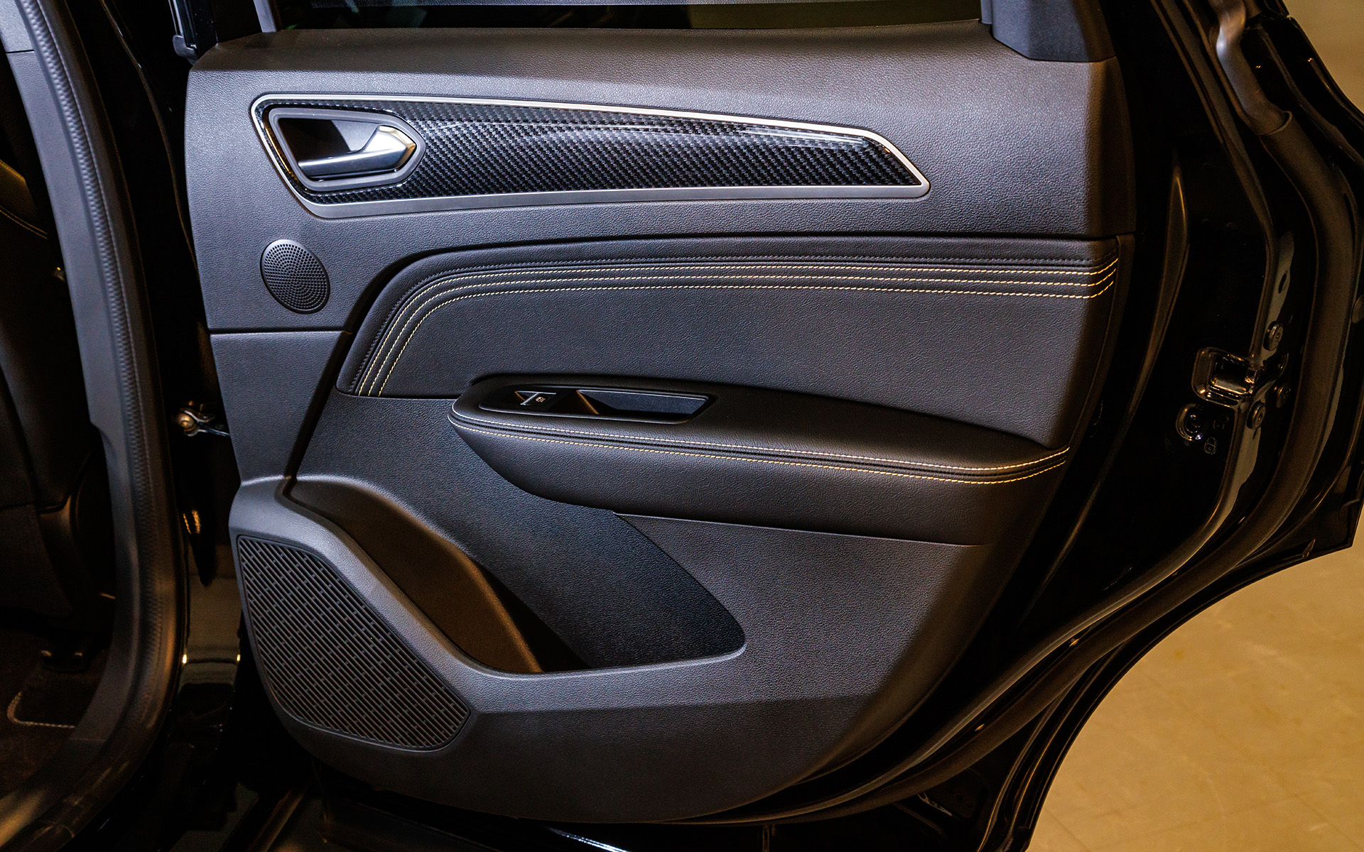 リアドアトリムも同様