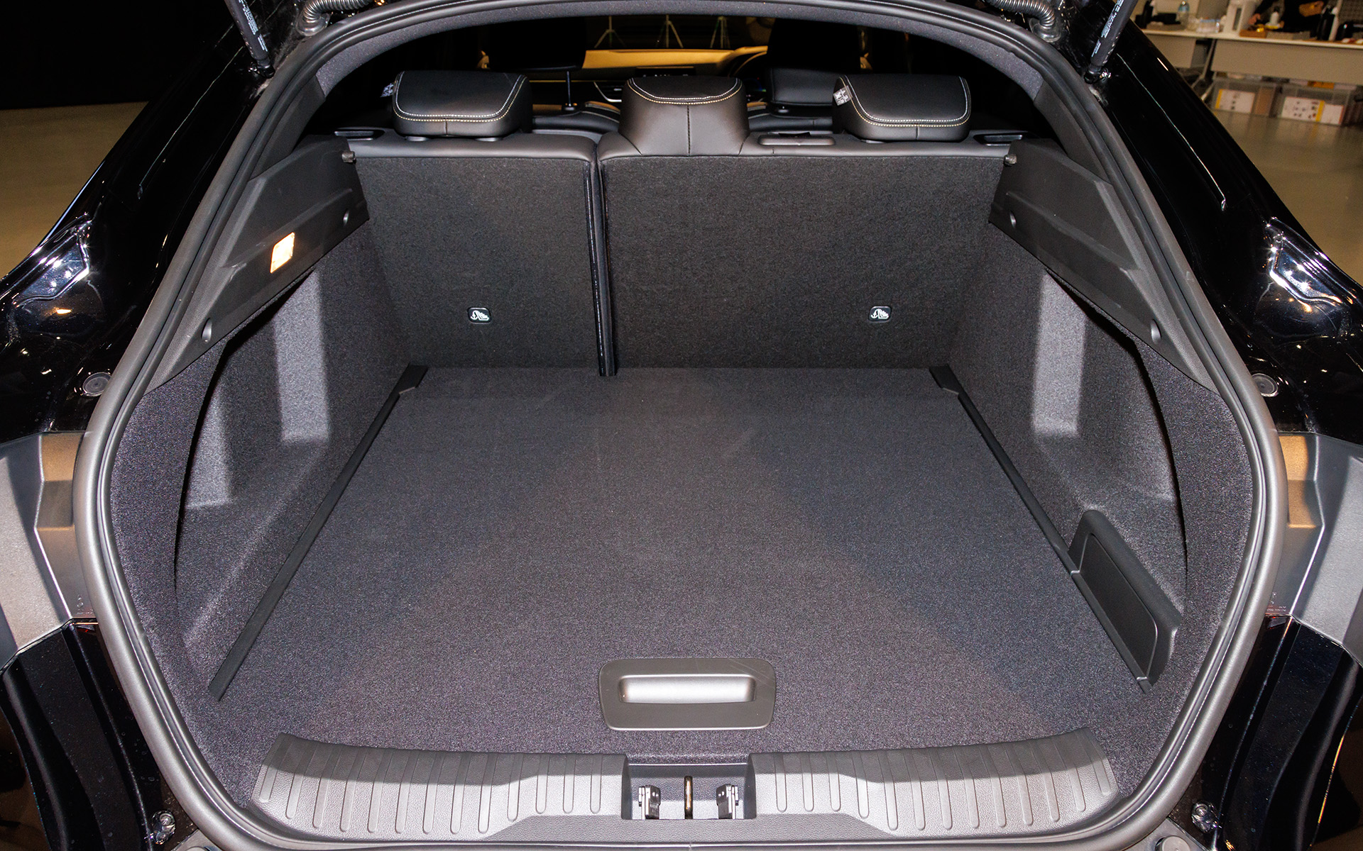 フラットなラゲッジスペース。6：4分割可倒式リアシートとの組み合わせで積載性は高い