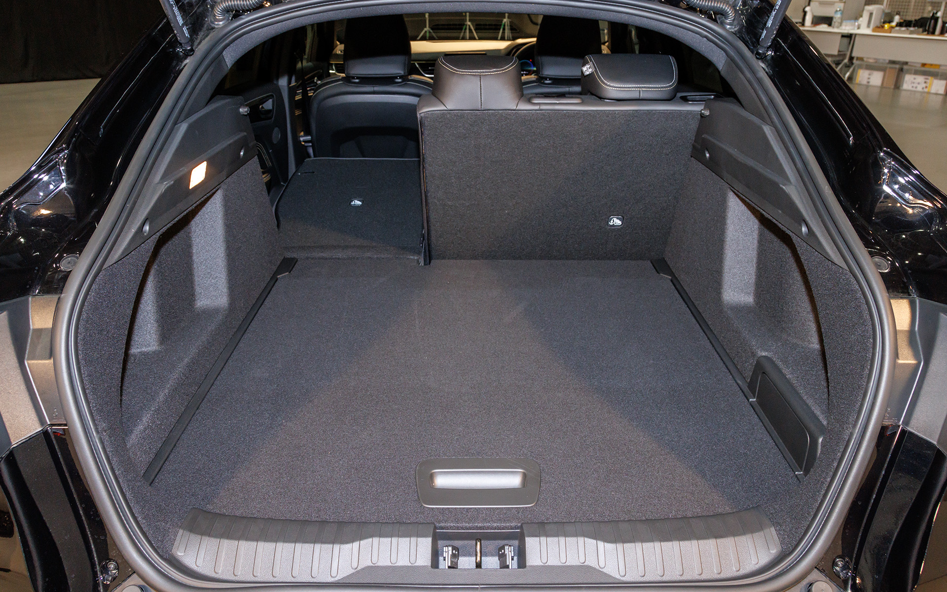 フラットなラゲッジスペース。6：4分割可倒式リアシートとの組み合わせで積載性は高い