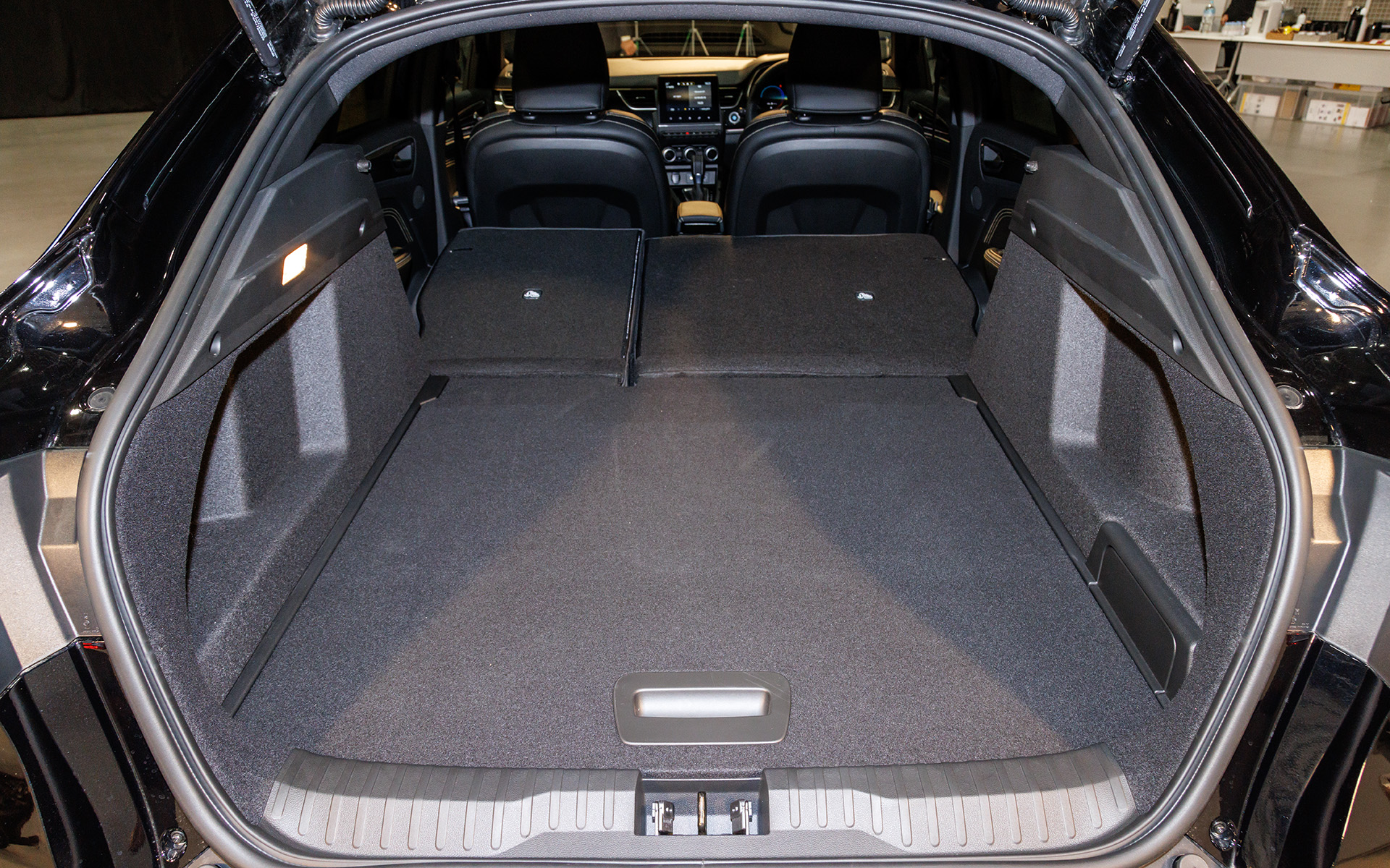 フラットなラゲッジスペース。6：4分割可倒式リアシートとの組み合わせで積載性は高い