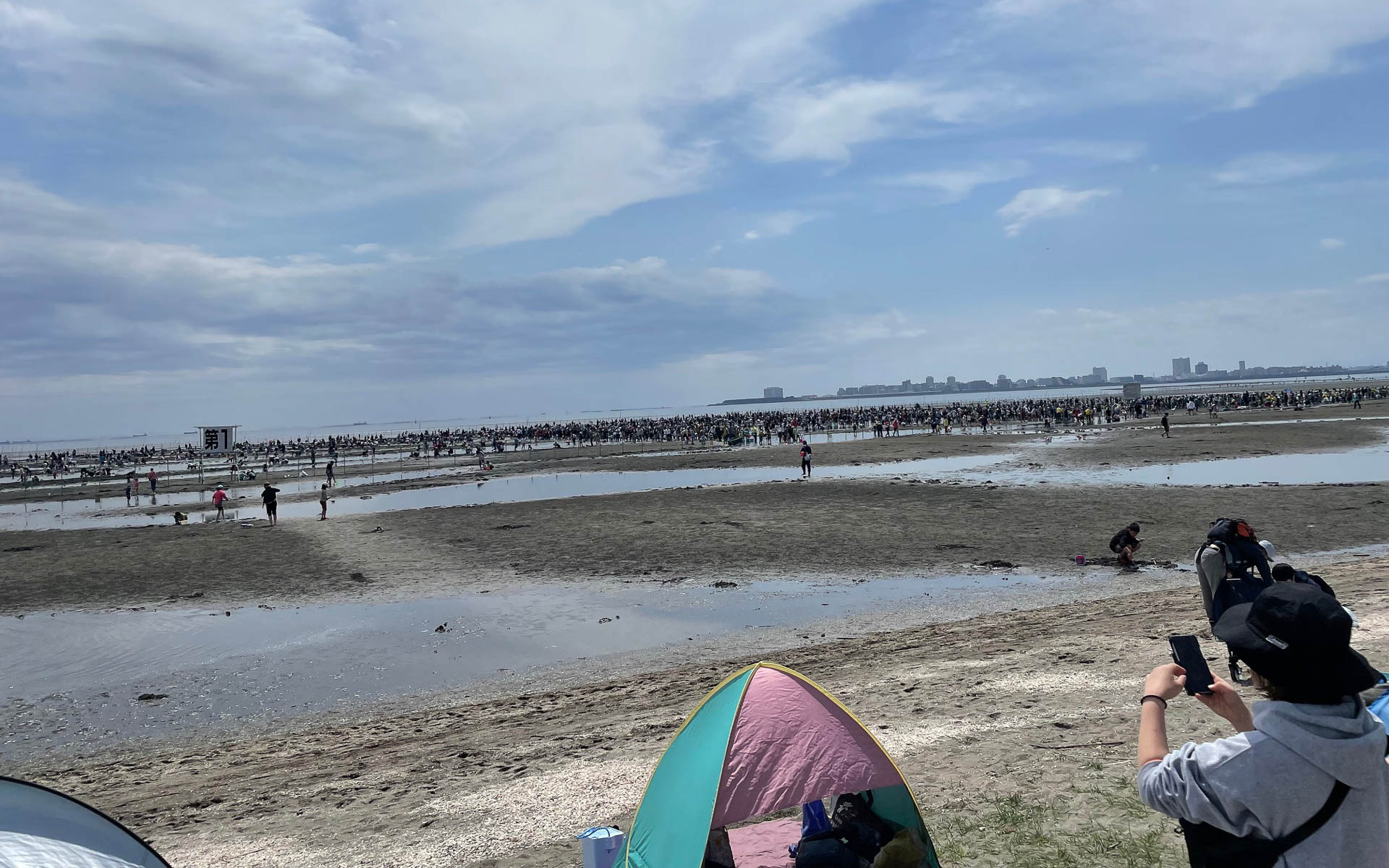 向こうに見える黒いのは出口に並ぶ人たちです。いったい全ての入場者を入れると何万人いるんだろうか？