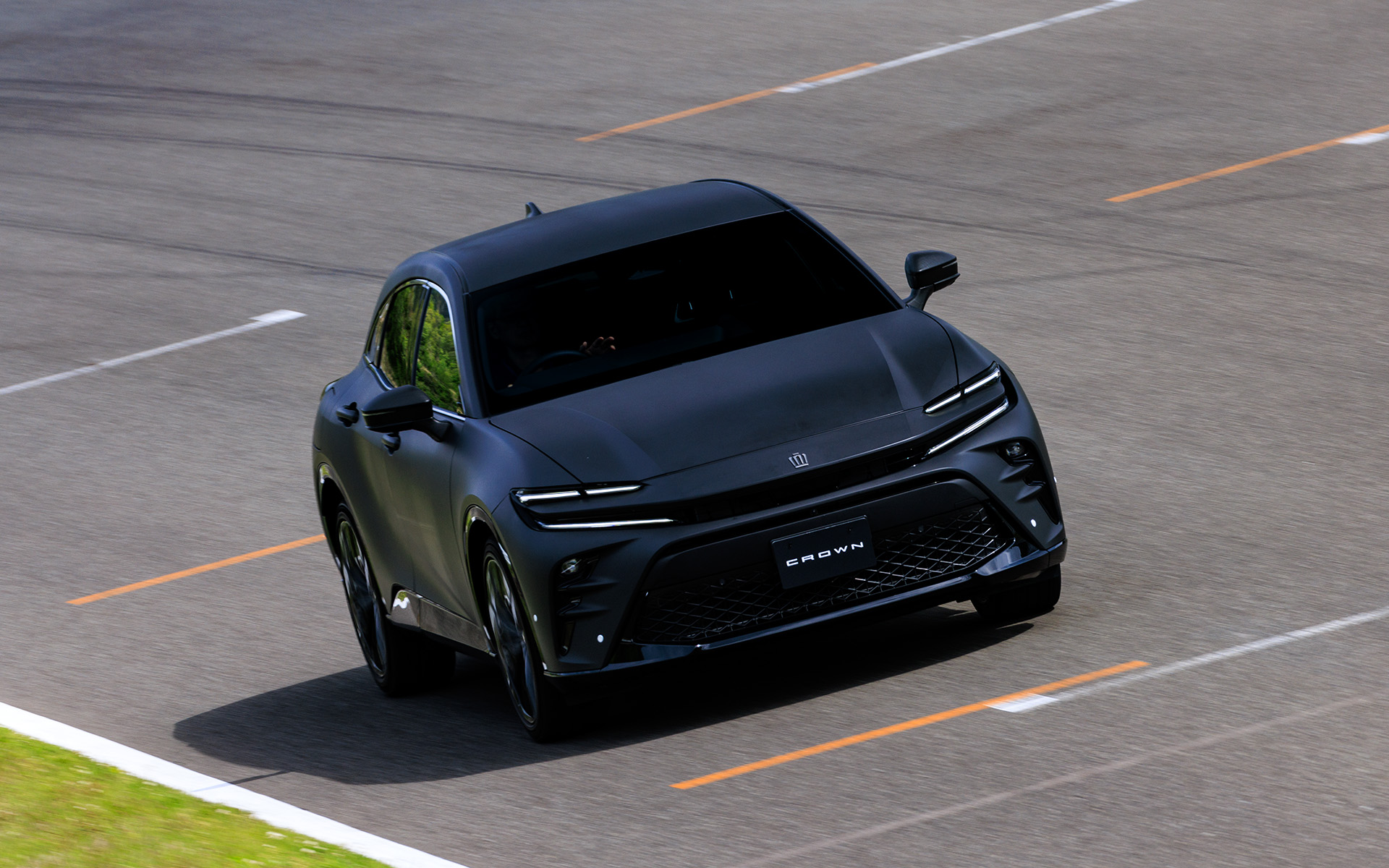 富士のショートコースを走る新型クラウン スポーツ