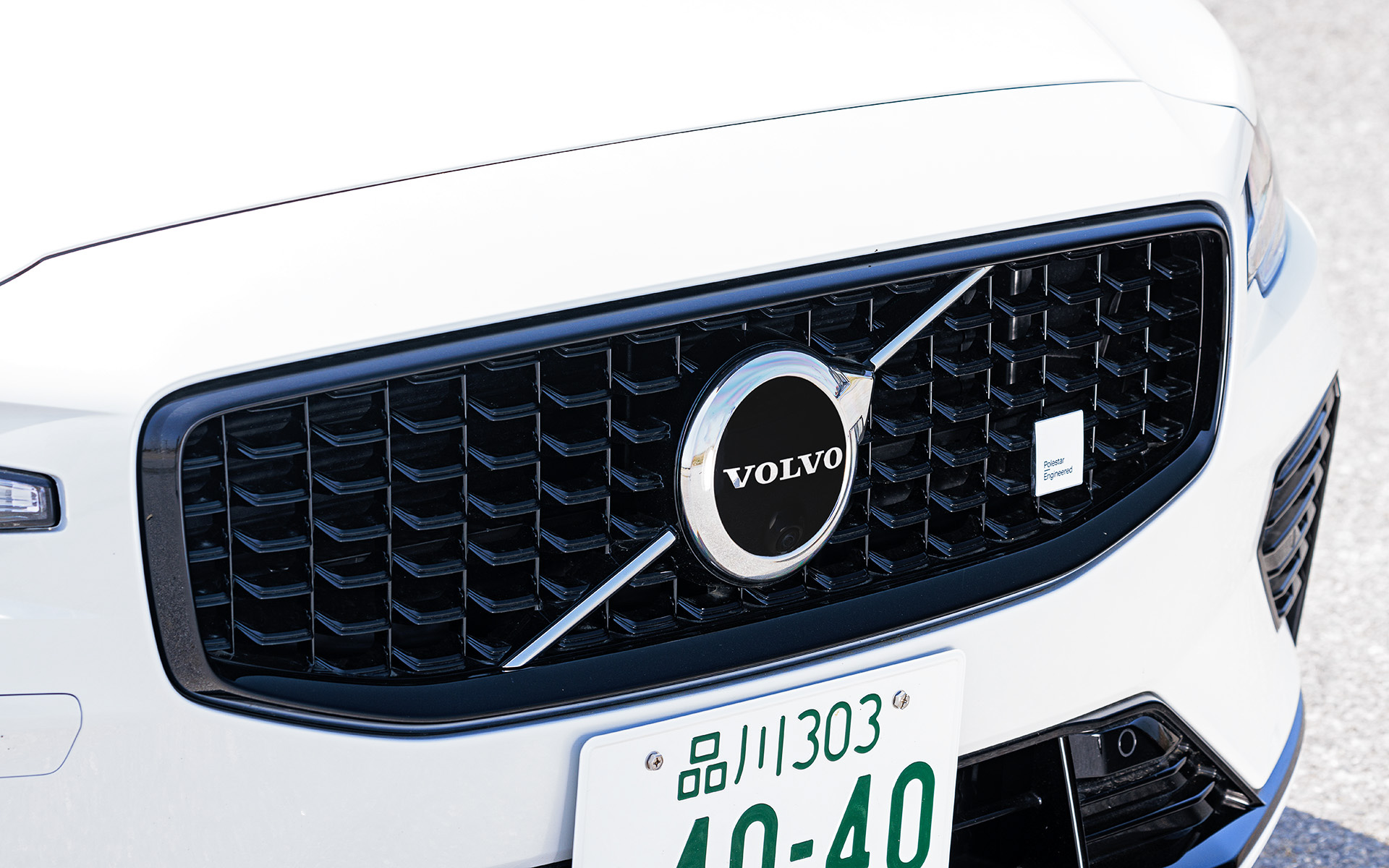 エクステリアで目を引くのは19インチの専用鍛造アルミホイールと、その奥に鎮座するブレンボ製6ピストン・フロントブレーキキャリパーとスリット入りベンチレーテッドディスク（フロント/371mm）