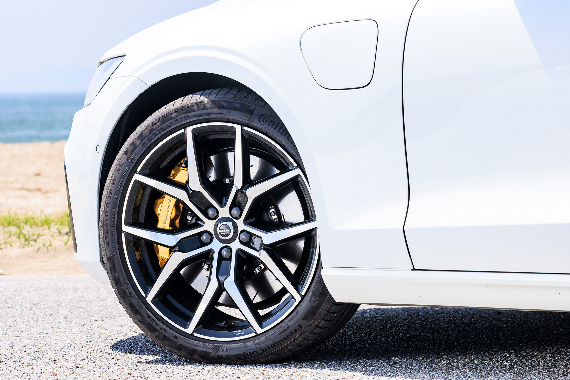 エクステリアで目を引くのは19インチの専用鍛造アルミホイールと、その奥に鎮座するブレンボ製6ピストン・フロントブレーキキャリパーとスリット入りベンチレーテッドディスク（フロント/371mm）