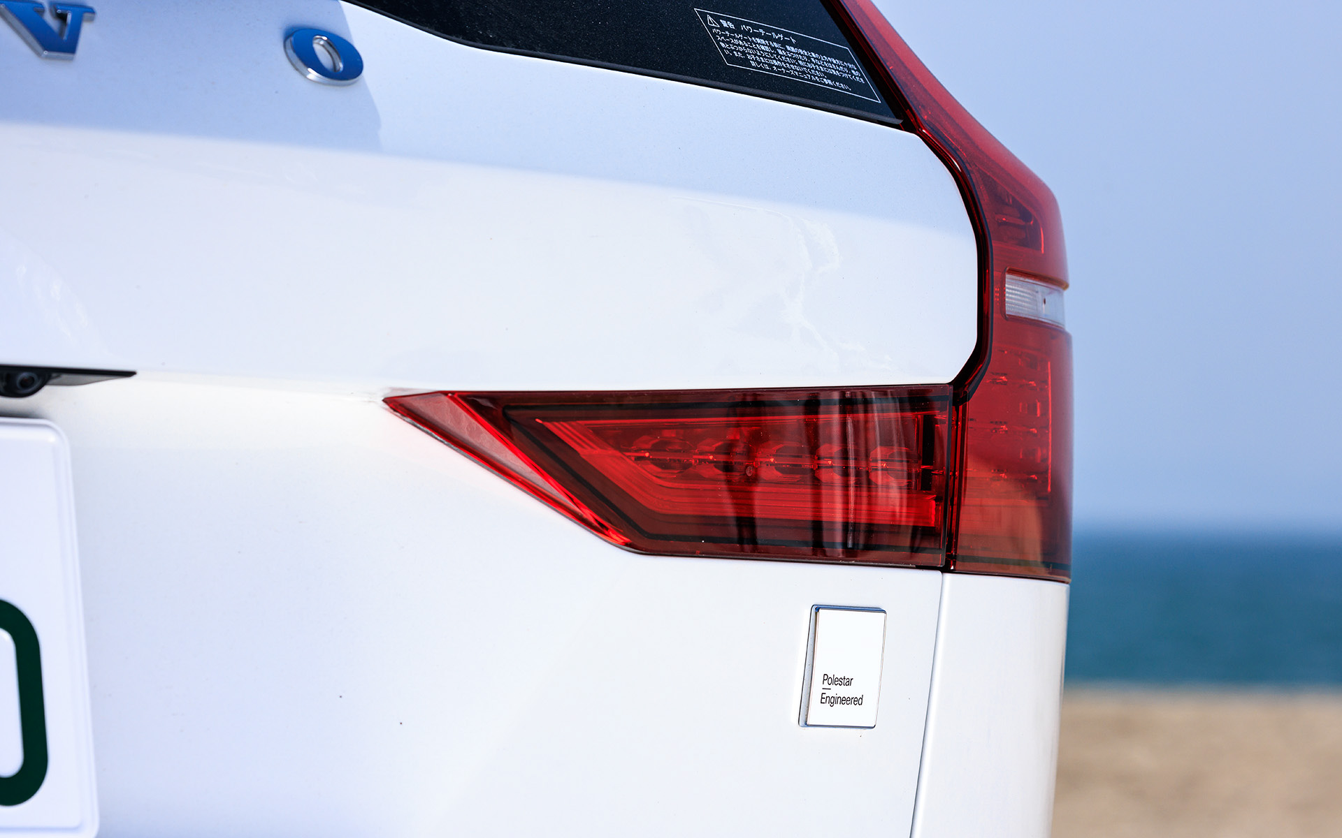 エクステリアで目を引くのは19インチの専用鍛造アルミホイールと、その奥に鎮座するブレンボ製6ピストン・フロントブレーキキャリパーとスリット入りベンチレーテッドディスク（フロント/371mm）