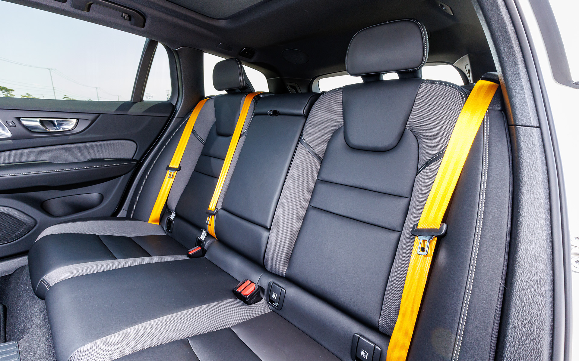 V60 Recharge Polestar Engineeredのインテリア。オープングリッドテキスタイル/ファインナッパレザー・スポーツシート、専用ゴールドカラー・シートベルトなどを採用する