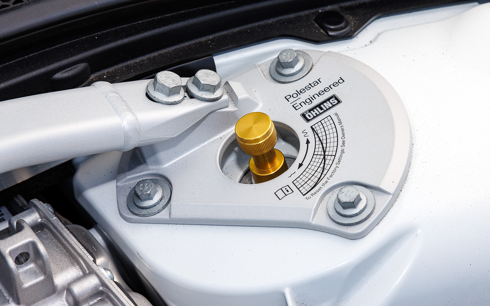 オーリンズの調整式ショックアブソーバーを採用。調整ダイヤルはショックアブソーバーのトップに設けられたダイヤルで行なう。ストラットタワーバーも装着して性能強化を図っている