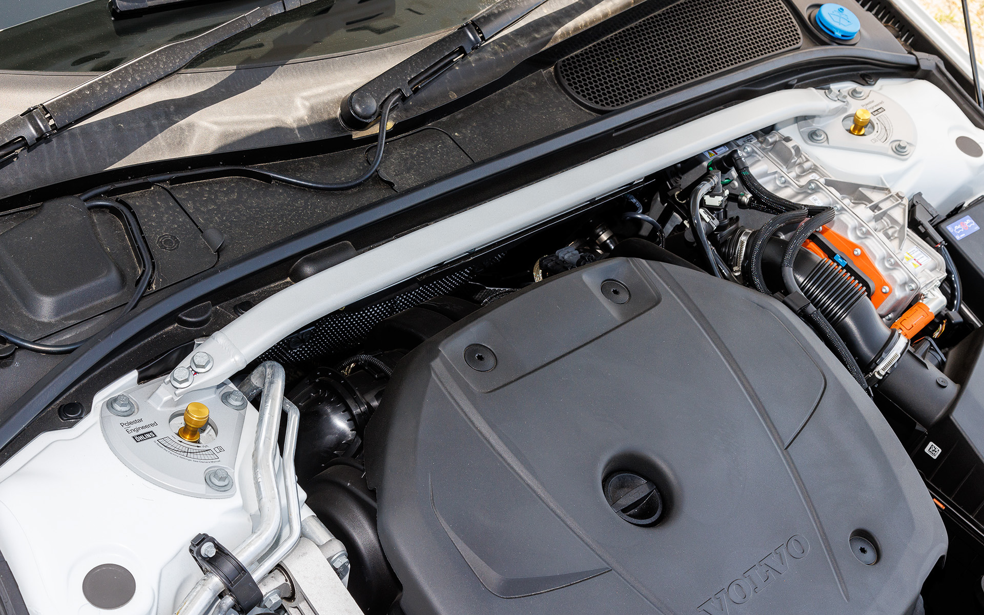 オーリンズの調整式ショックアブソーバーを採用。調整ダイヤルはショックアブソーバーのトップに設けられたダイヤルで行なう。ストラットタワーバーも装着して性能強化を図っている