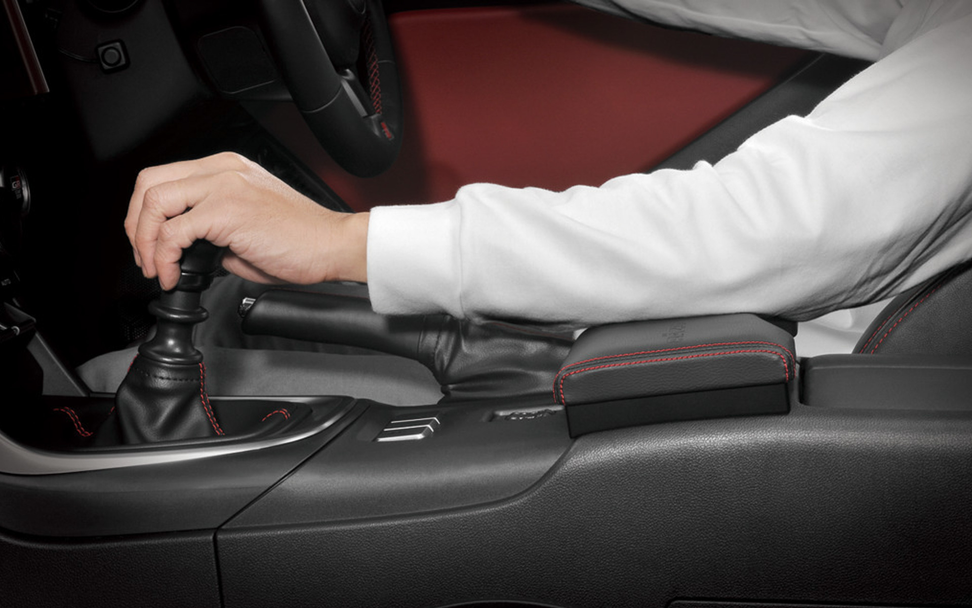 MT車専用。シフトノブに手をかけた時に、自然に腕が置ける高さに厚みを設定。街乗りの信号待ちや渋滞時などシフト操作を頻繁に行なう際、腕を休めることができ運転の負担を軽減してくれる