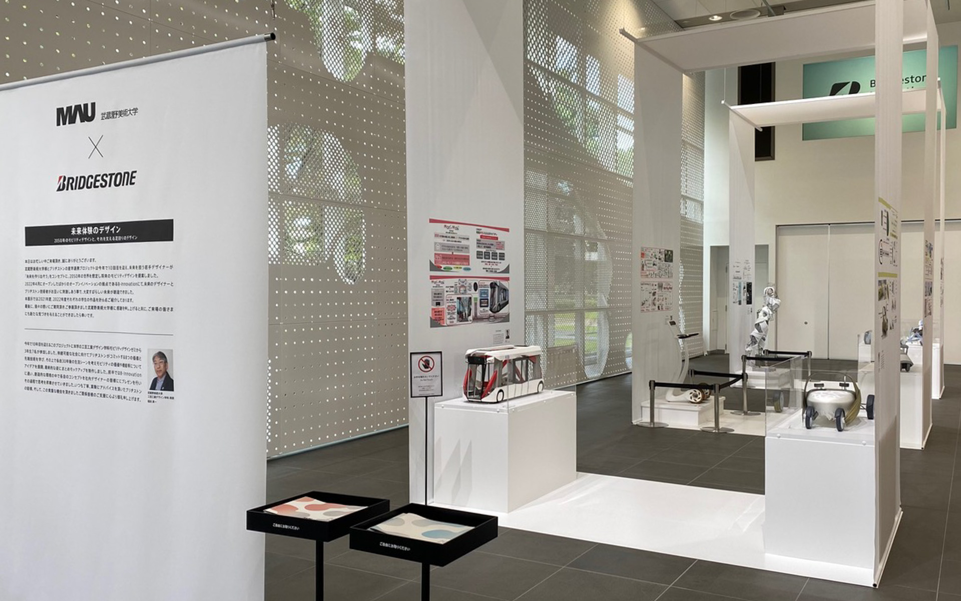 エントランスを抜けると、高い天井で明るく開放的な空間が出迎えてくれるBridgestone Innovation Gallery。実はこの壁面は、11種類のクルマを原寸大で表現したドットアートになっていて、ドットを通して差し込む光が幻想的な雰囲気をつくっています