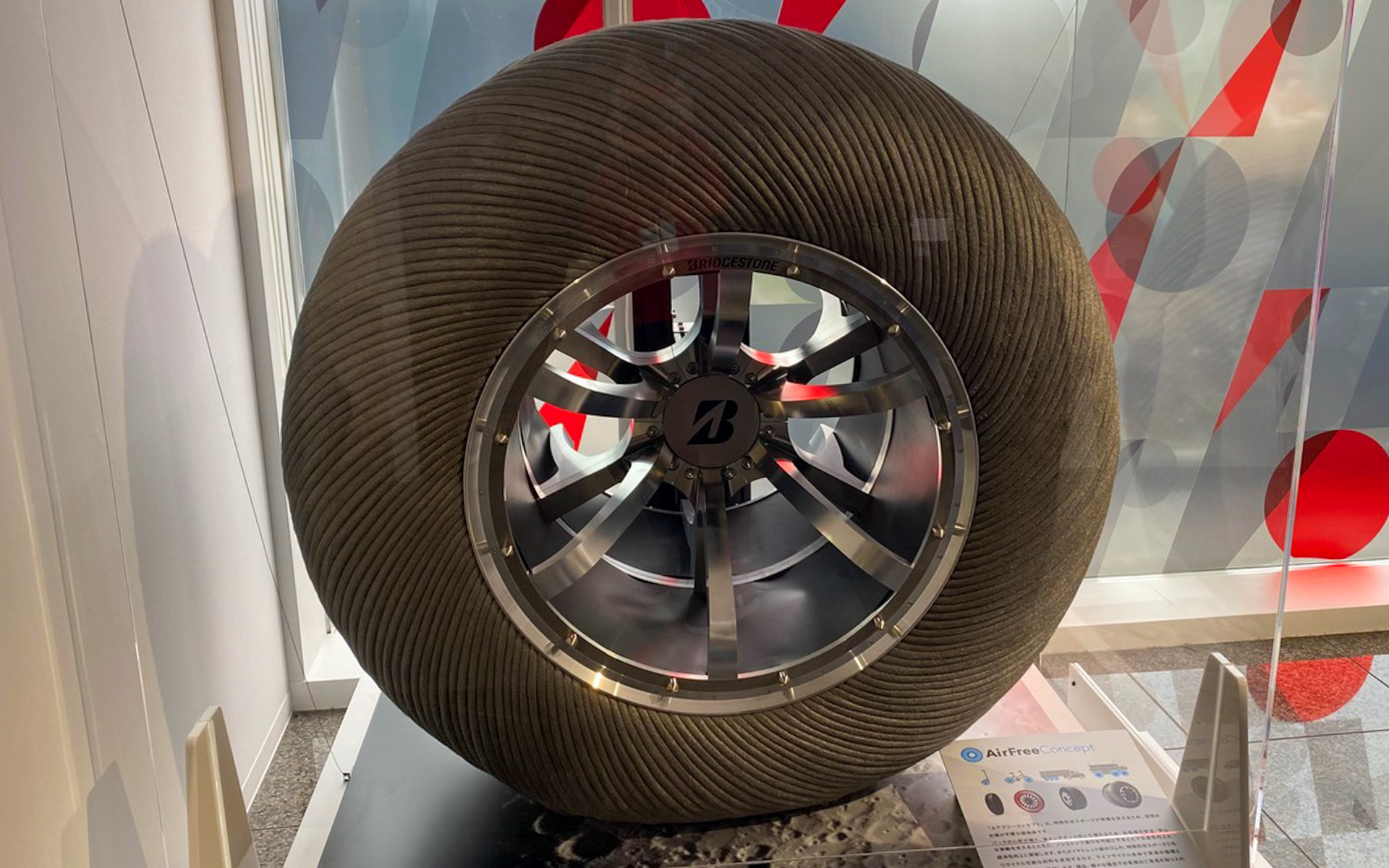 2029年の打ち上げを目標としている、月面ローバ「ルナクルーザー」を支えるタイヤも原寸大で見ることができます