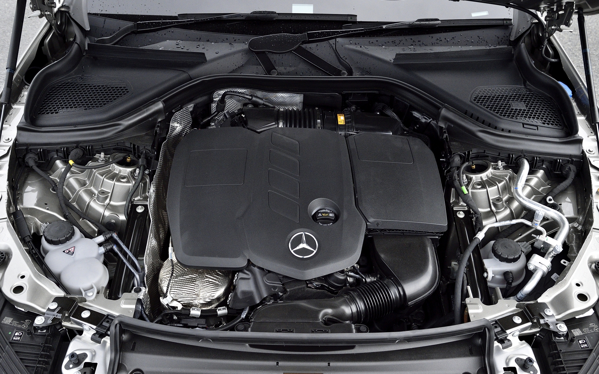 エンジンは最高出力145kW（197PS）/3600rpm、最大トルク440Nm/1800-2800rpmを発生する直列4気筒2.0リッタークリーンディーゼルターボ「OM654M」型を搭載。新型クランクシャフトの採用によってストロークを94.3mm、排気量を1992ccまで拡大（先代モデルはストローク92.3mm、排気量1950cc）。トランスミッションは「9G-TRONICオートマチックトランスミッション」を組み合わせる