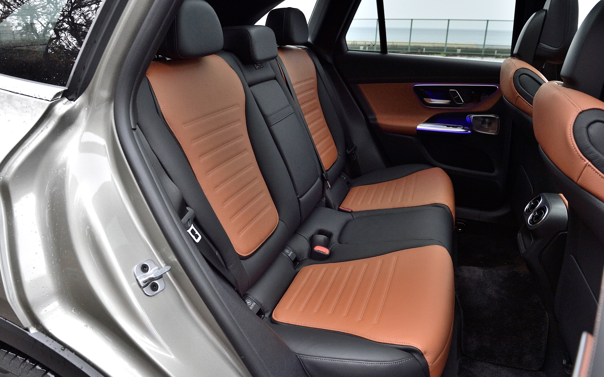 ダッシュボードは上下2つに分割され、上部は翼のような形状に、航空機エンジンのナセルを思わせる丸みをつけたやや横長の新デザインの「角型エアアウトレット」でスポーティさを演出。また、ダイナミックなドライビング特性、サポートの精度を高めた安全運転支援システム、縦型の大型メディアディスプレイを搭載。このメディアディスプレイにはMBUX(Mercedes Benz User Experience)全体の中から、走行に合わせて変化するコンテンツをユーザーのために取り出し、関連するサービスとともにMBUX情報アーキテクチャーに表示する「ゼロレイヤーデザイン」が採用され、直感的な操作設定を可能としている