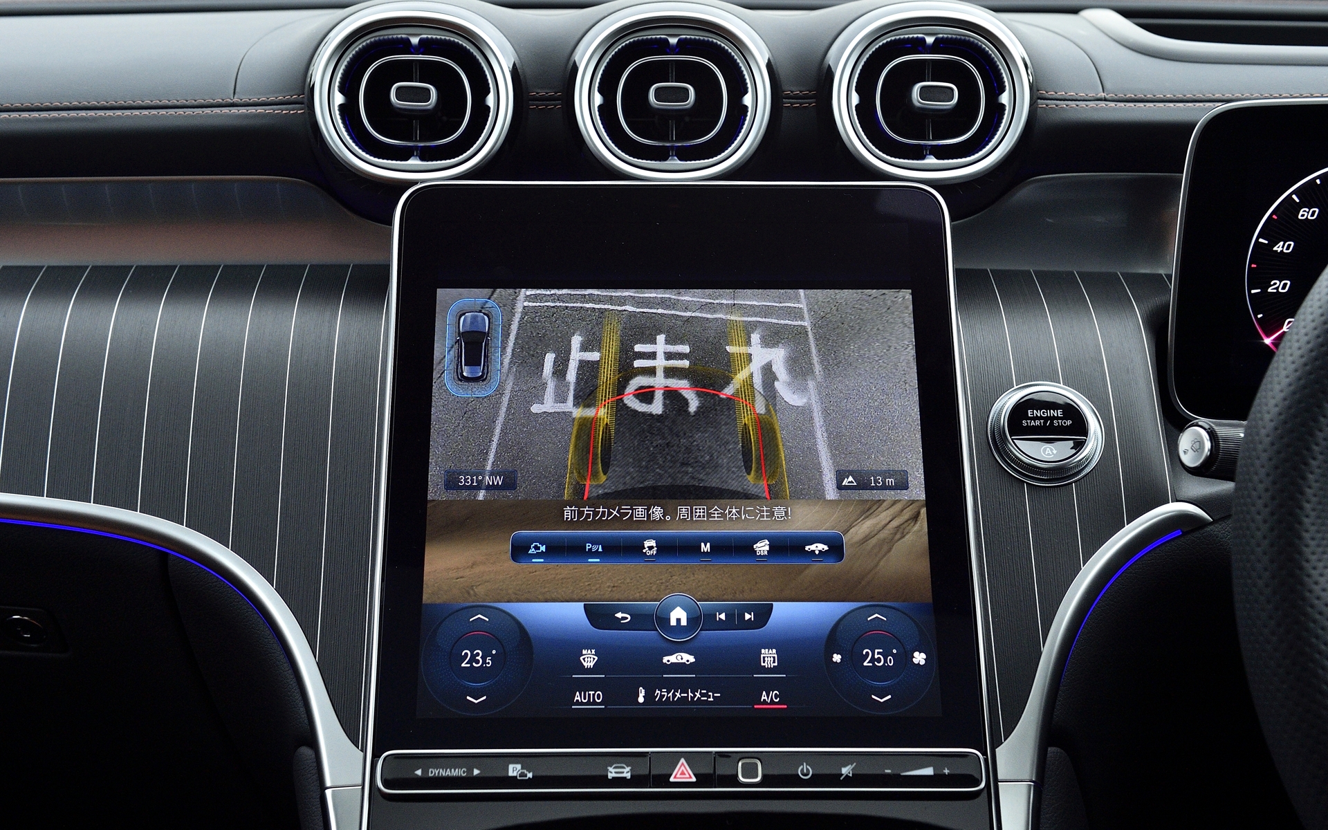 メディアディスプレイにクルマのフロント部分下方の路面の映像を映し出す「トランスペアレントボンネット」は、OFFROADモードにすると使用できる