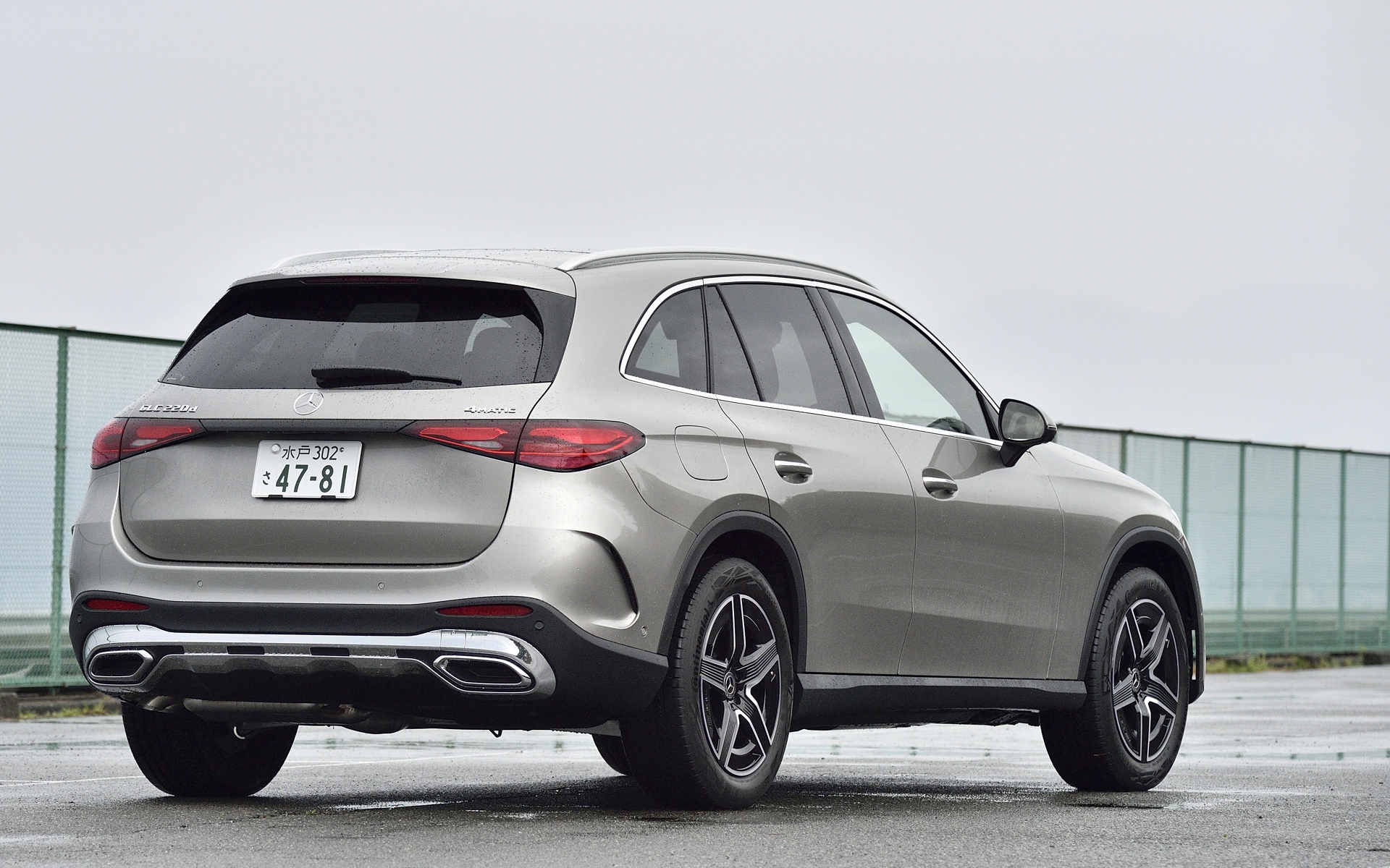 今回試乗したのは3月に予約注文受付を開始したミドルサイズSUVの新型「GLC」（820万円）。ボディサイズは4720×1890×1640mm（全長×全幅×全高）、ホイールベースは2890mm。全幅は先代モデルと同じ1890mmのまま、ホイールベースを15mm、全長を50mm伸長し、伸びやかでスポーティなシルエットを実現した