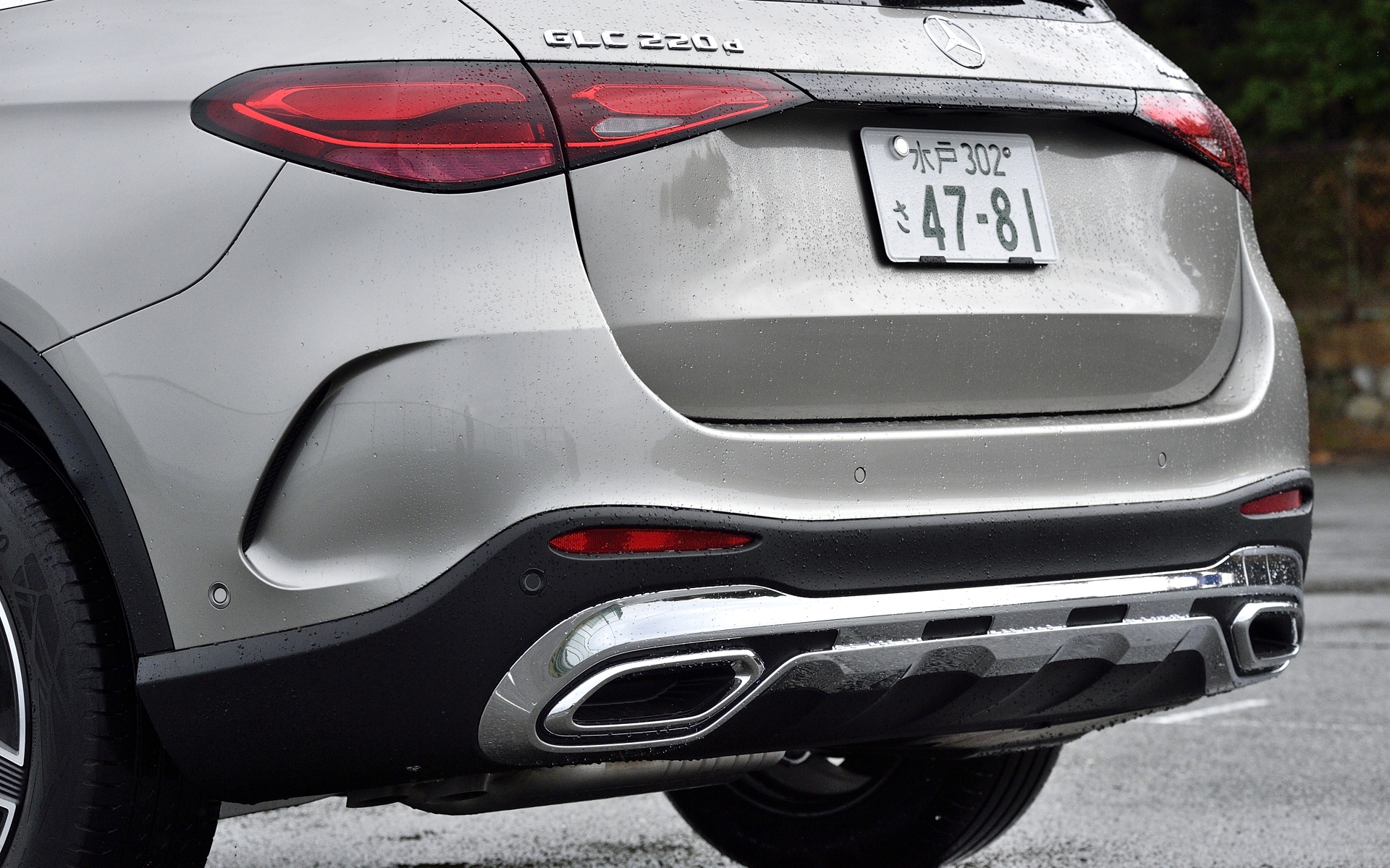 写真のAMGライン仕様では斬新なスターパターングリルを採用し、立体的に配されたスリーポインテッドスターが先進的な表情を生み出しつつ、大胆な開口部を備えたアグレッシブなフロントバンパーとともに精悍なフロントマスクを形成。また、フロントグリルと連続したスリムなヘッドライトや、より精悍さを増した最新デザインのフロントバンパーがワイド感を強調し、圧倒的な存在感と独特なプロポーションとした。また、リアデザインは力強く張り出したフェンダーと水平基調のリアバンパー、ツーピース構造で内部に立体感があるスリムな新型リアコンビネーションランプによって、リアエンドをよりワイドでシャープに見せるデザインを採用している