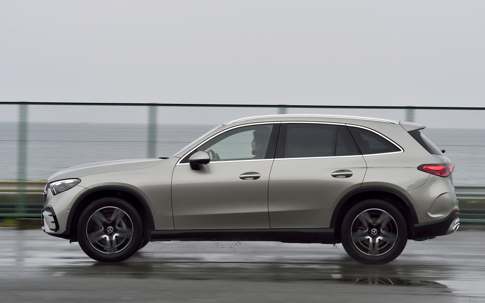 写真のAMGライン仕様では斬新なスターパターングリルを採用し、立体的に配されたスリーポインテッドスターが先進的な表情を生み出しつつ、大胆な開口部を備えたアグレッシブなフロントバンパーとともに精悍なフロントマスクを形成。また、フロントグリルと連続したスリムなヘッドライトや、より精悍さを増した最新デザインのフロントバンパーがワイド感を強調し、圧倒的な存在感と独特なプロポーションとした。また、リアデザインは力強く張り出したフェンダーと水平基調のリアバンパー、ツーピース構造で内部に立体感があるスリムな新型リアコンビネーションランプによって、リアエンドをよりワイドでシャープに見せるデザインを採用している