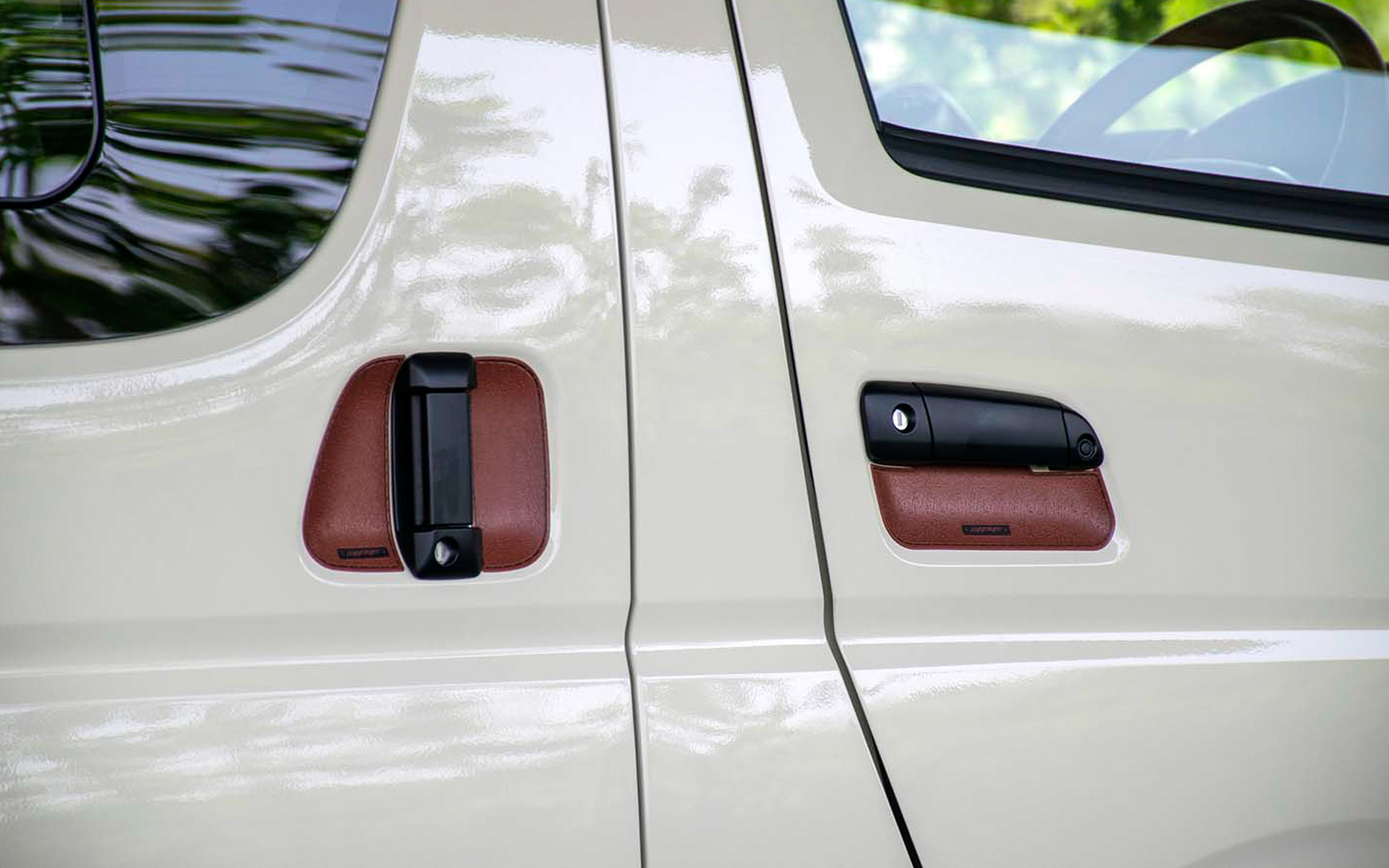 ハイエースのドアノブまわりのキズや汚れを防止する「ドアハンドルプロテクター」