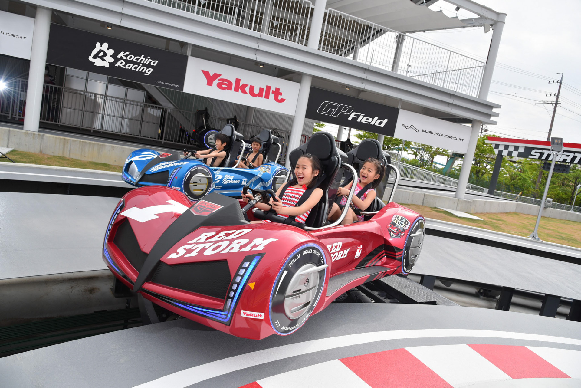 水着でパークアトラクションも楽しめる