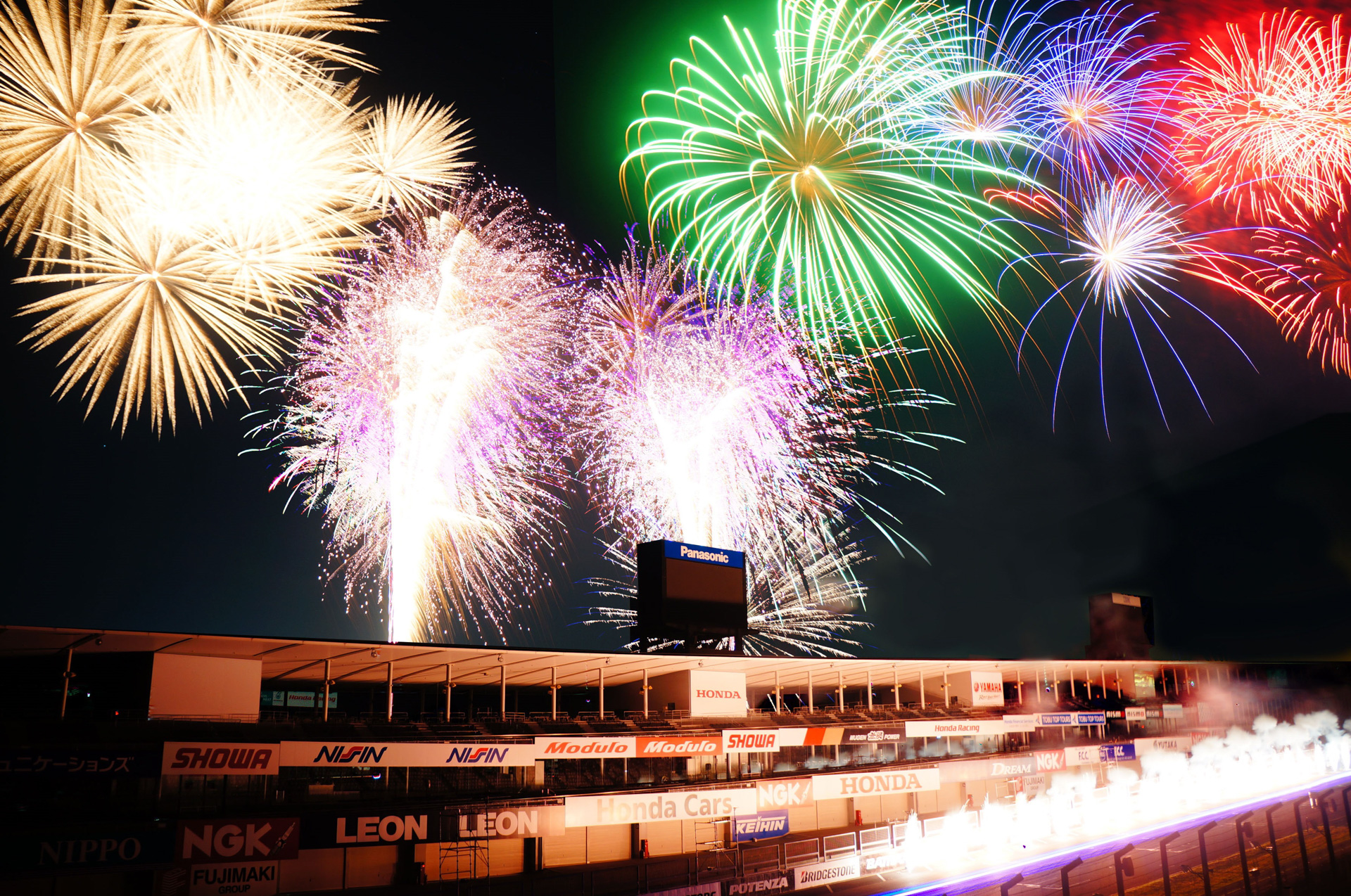 モータースポーツと花火のコラボレーション 「花火 ザ パフォーマンス」