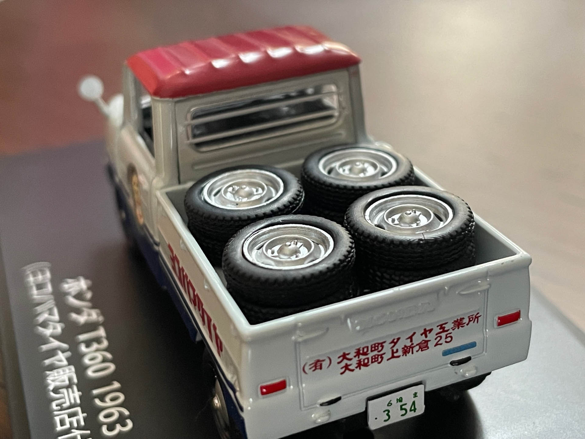 荷台にはスチールホイールに履かせたタイヤが4本積載されています