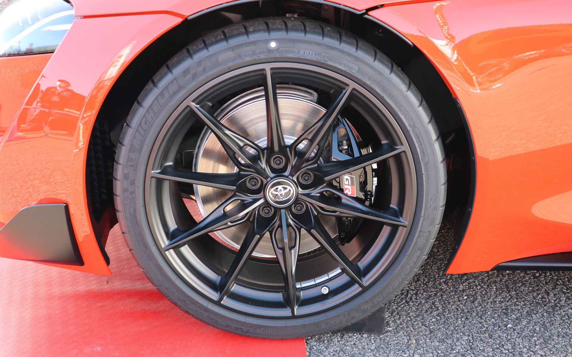 タイヤはミシュランのパイロットスーパースポーツでサイズはフロントが255/35ZR19、リアが275/35ZR19。ホイールのサイズはフロントが9J×19、リアが10J×19。ブラック塗装のブレーキキャリパーを装備