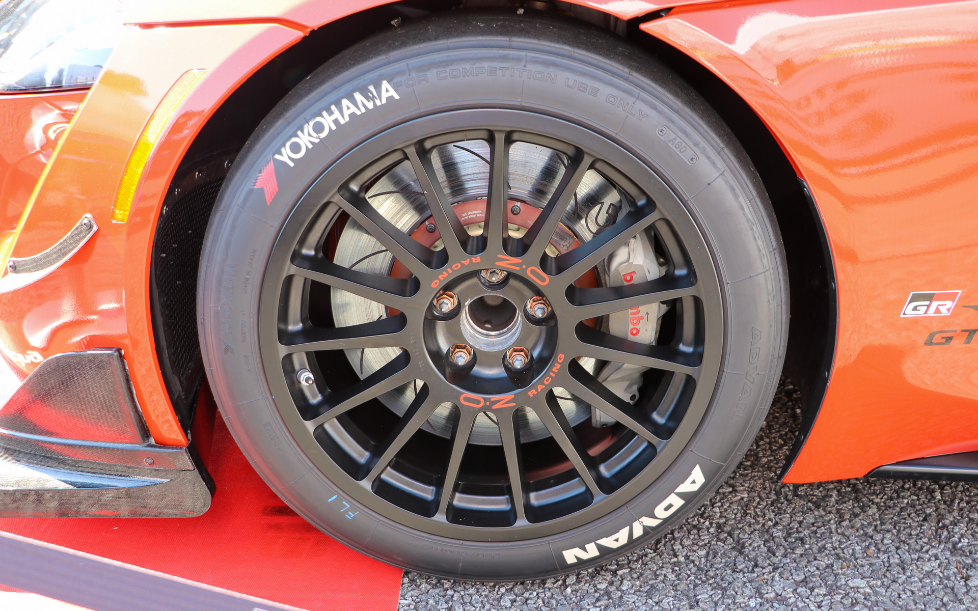 横浜ゴムADVANのスリックタイヤを装着。タイヤサイズは前後とも280/660R18