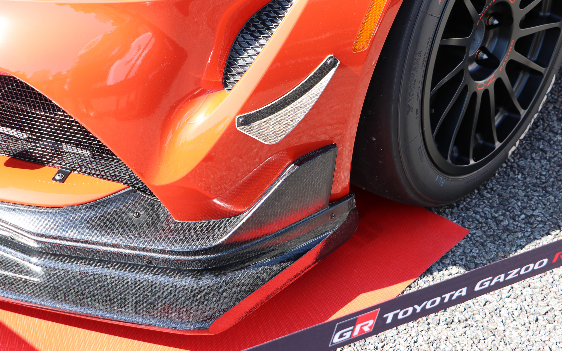 フロントバンパーにはカナードが設けられている