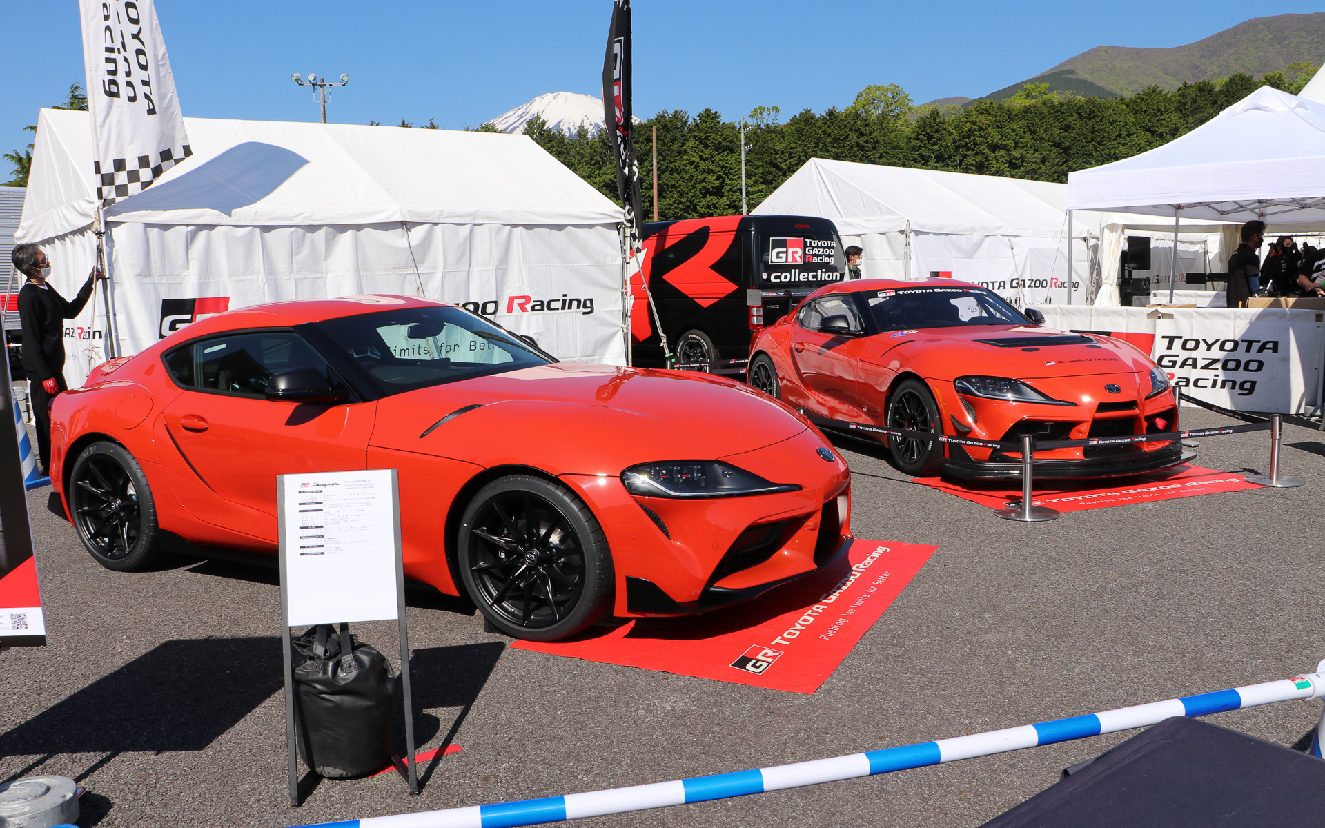 TOYOTA GAZOO Racingブースに特別な2台のスープラが展示されている