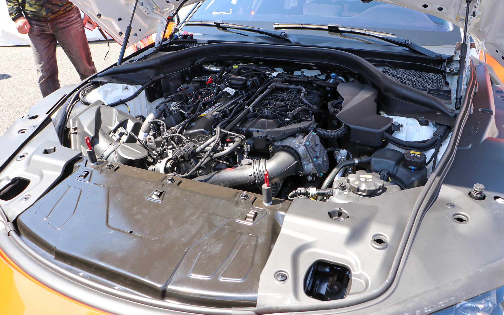 エンジンは直列6気筒3.0リッターターボで、最高出力320kW（430hp）、最高トルク650Nmを発生