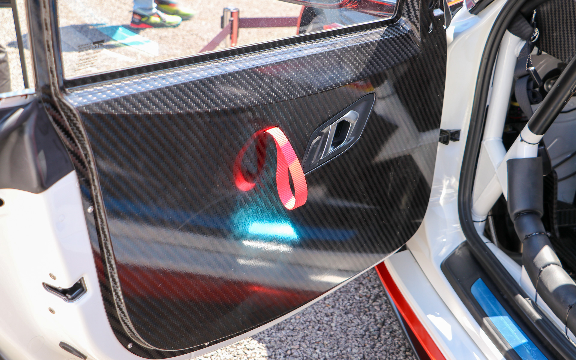 ドアはカーボンファイバー製