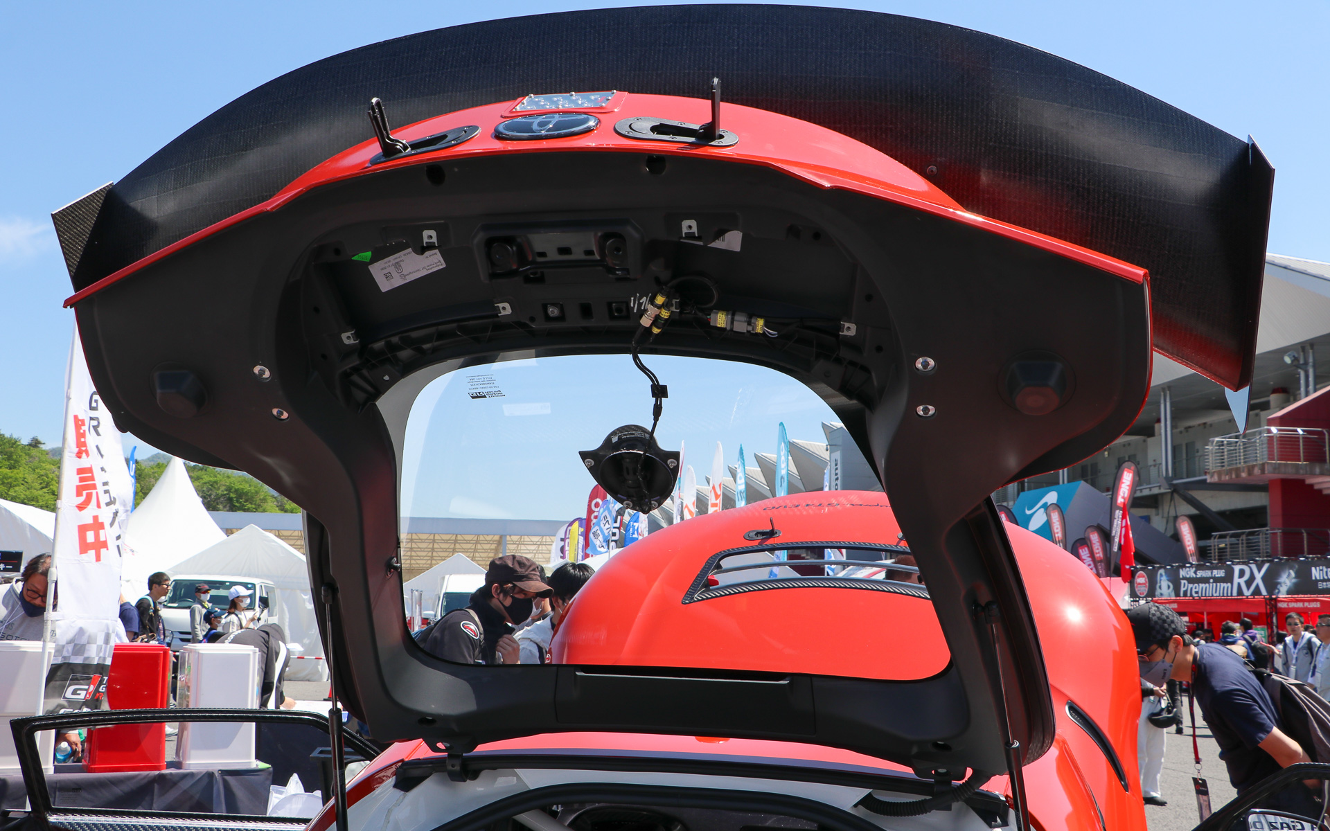 リアウインドウの中心部にあるのは後方確認用のカメラ