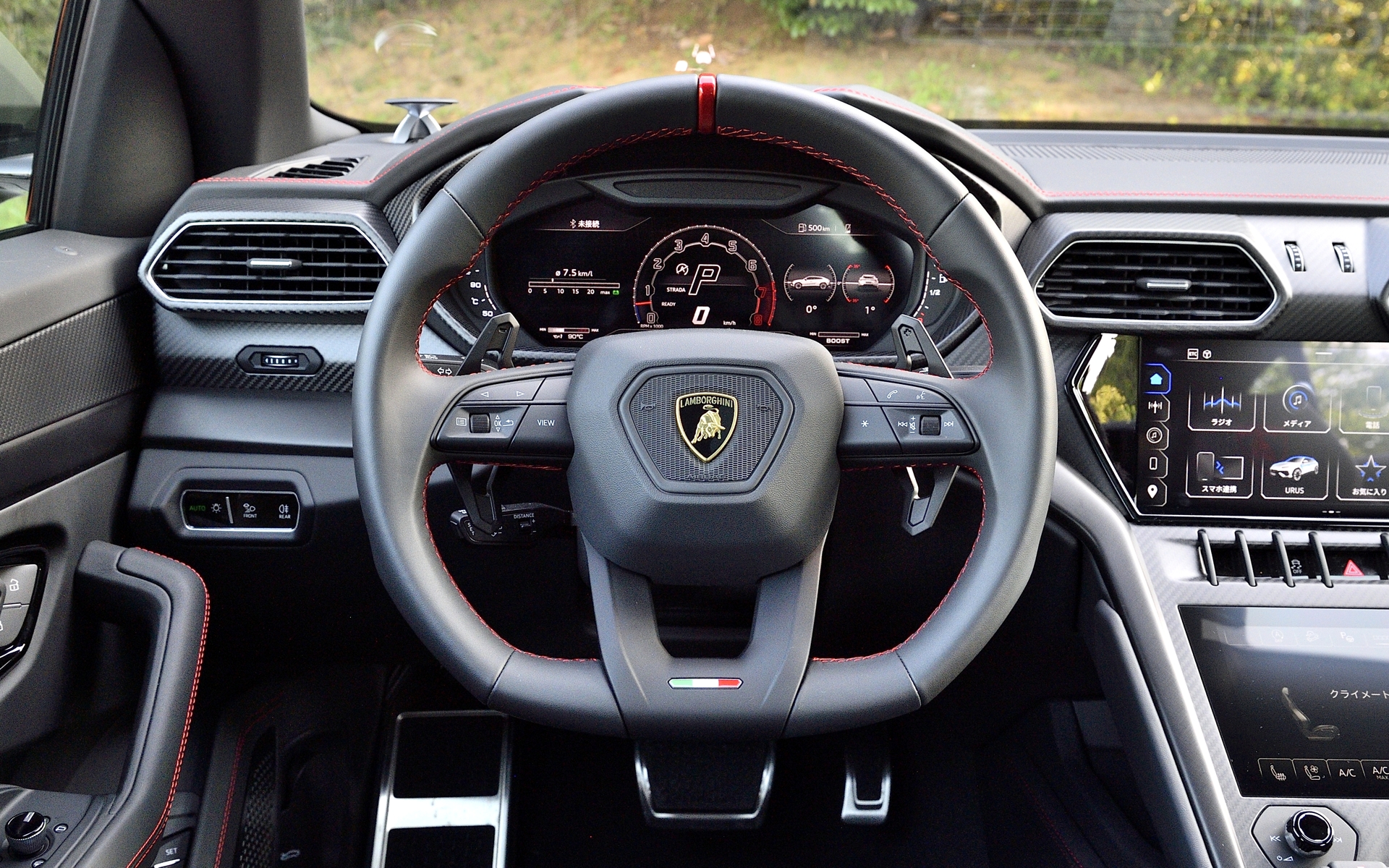 ステアリングにはパドルシフトを装備