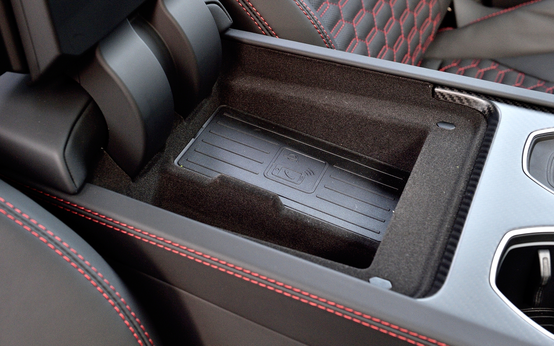 肘置きの下には置き充電を完備