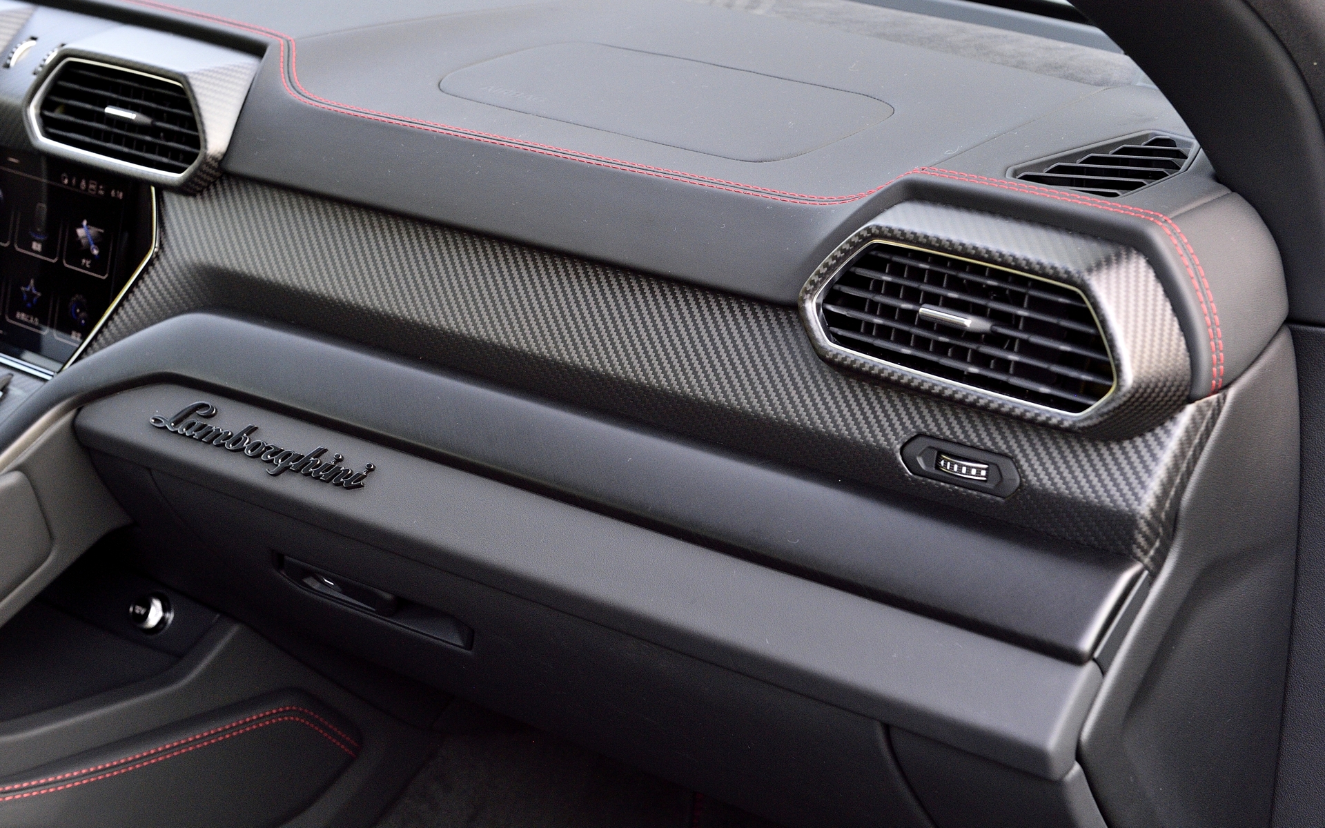 内装は赤いステッチの入ったレザーでまとめられている