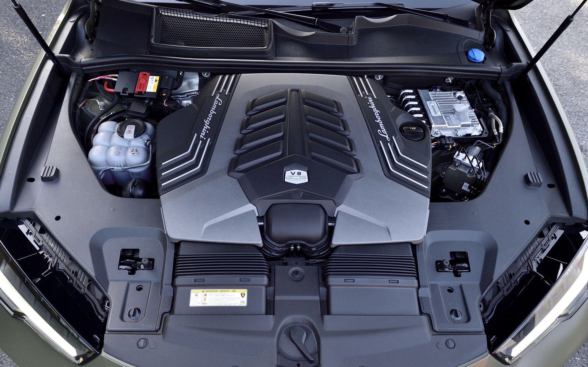 エンジンはV型8気筒4.0リッターツインターボ。最高出力は490kW（666CV）/6000rpm、最大トルクは850Nm/2300-4500rpmを誇る。最高回転数は6800rpmとなっている。トランスミッションは8速ATで、アクティブ・リア・トルク・ベクタリングを備えたフルタイム4WDとなっている