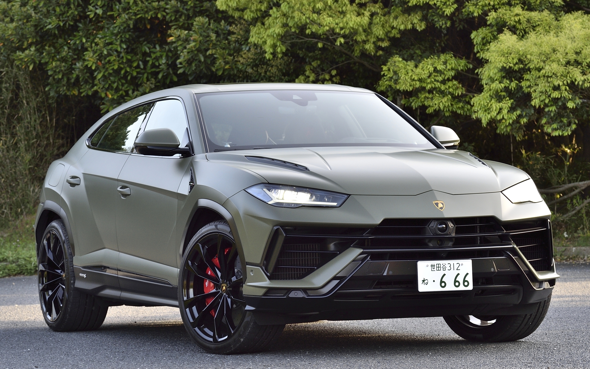 ランボルギーニ「ウルスS」。サイドミラーを含めたボディサイズは5112×2181×1638mm（全長×全幅×全高）、ホイールベースは3003mm。車両重量はオプション設置の23インチホイールやサンルーフ分が増え2510kg（前軸重1370kg、後軸重1140kg）