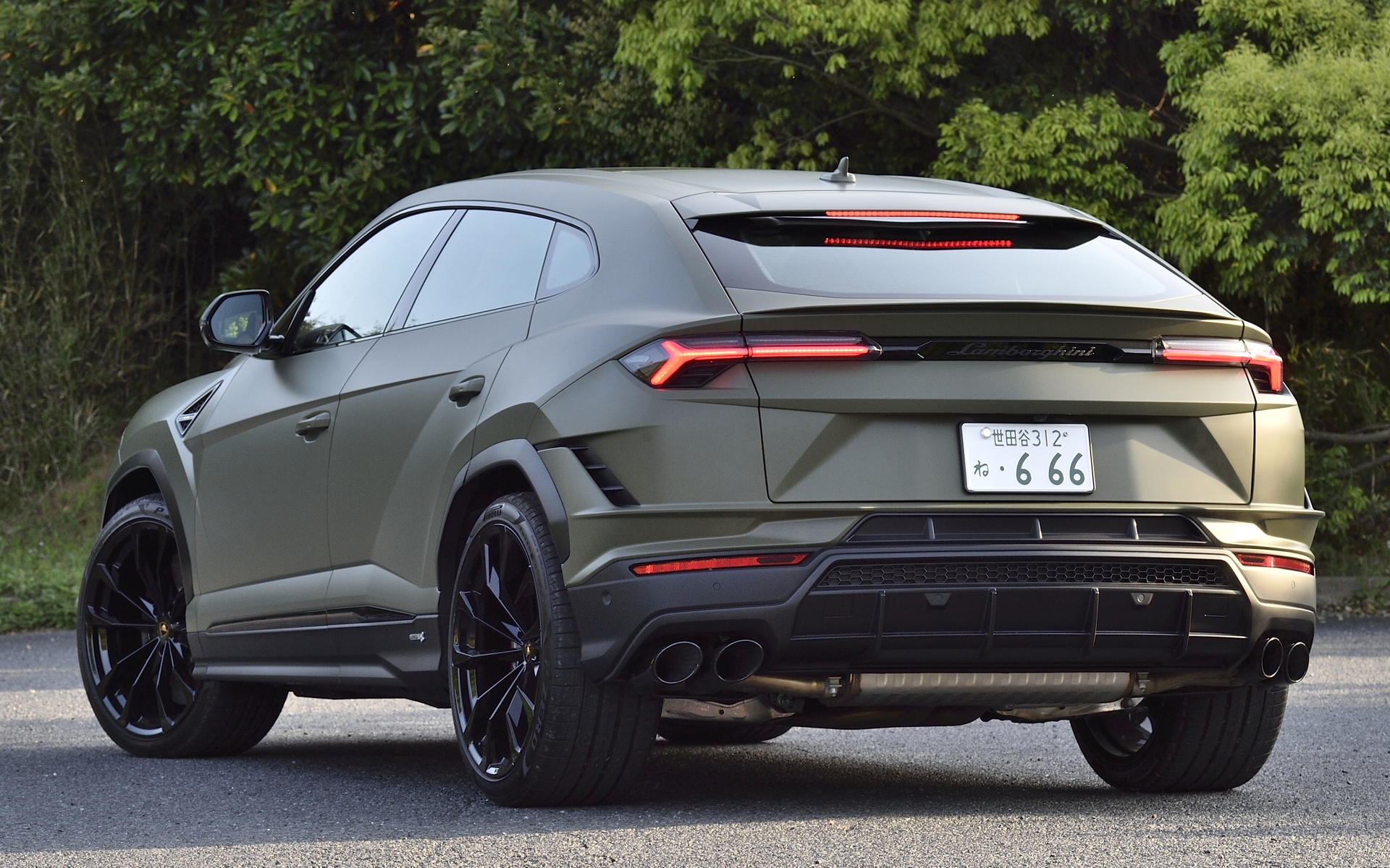 ランボルギーニ「ウルスS」。サイドミラーを含めたボディサイズは5112×2181×1638mm（全長×全幅×全高）、ホイールベースは3003mm。車両重量はオプション設置の23インチホイールやサンルーフ分が増え2510kg（前軸重1370kg、後軸重1140kg）