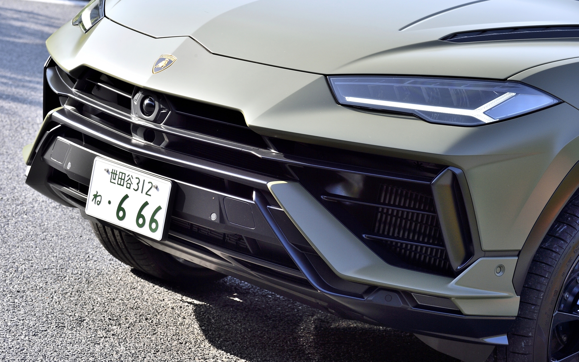 デザインが変更されスッキリしたシルエットになったフロントバンパー。ペルフォルマンテと同じカーボン製リップスポイラーの装着も可能