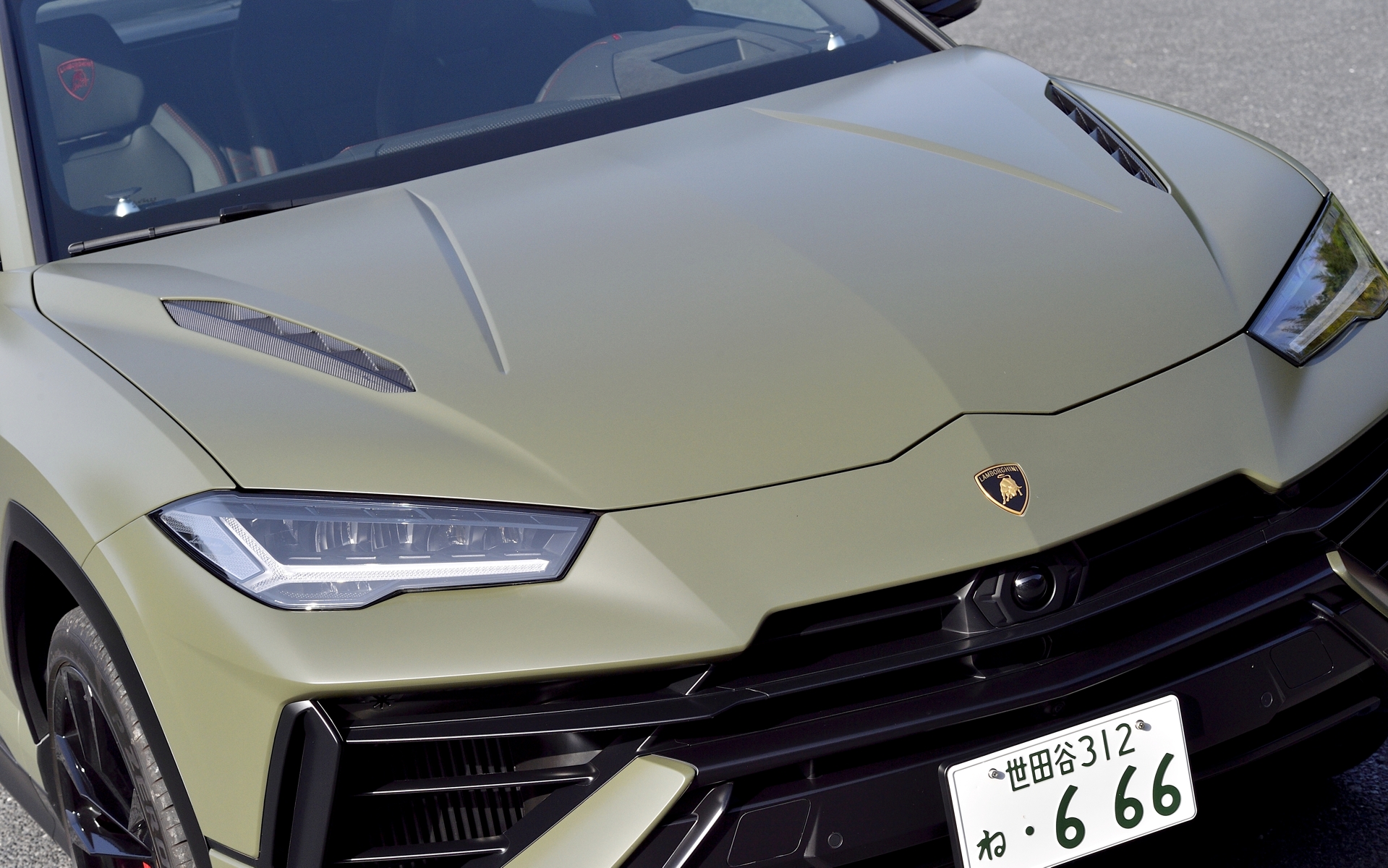 ボンネットは上位モデル「ペルフォルマンテ」と同じくカーボンファイバー製となった