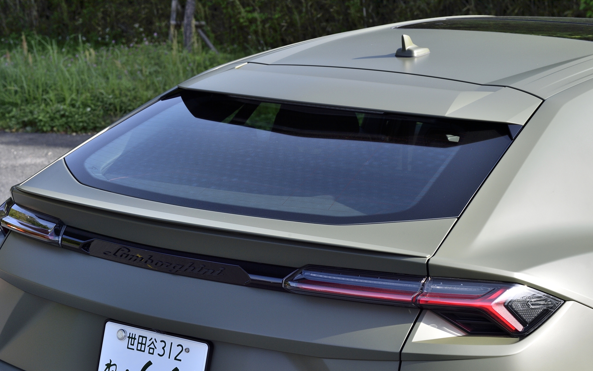 低く構えたリアウイングをセット