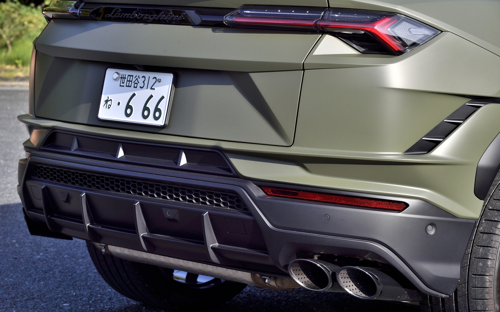 リアバンパーもデザインを変更。スリットの向きが逆になった